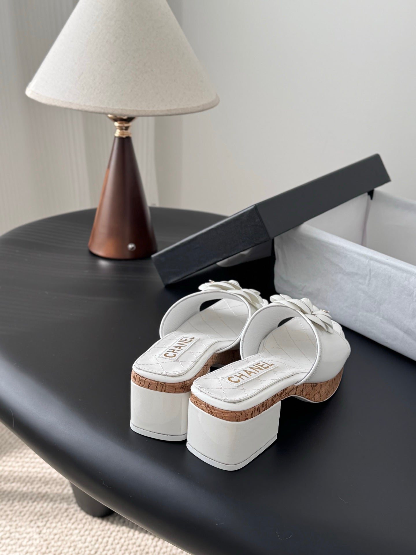 26SS Kamelien-Sandalen mit seitlichen Riemen