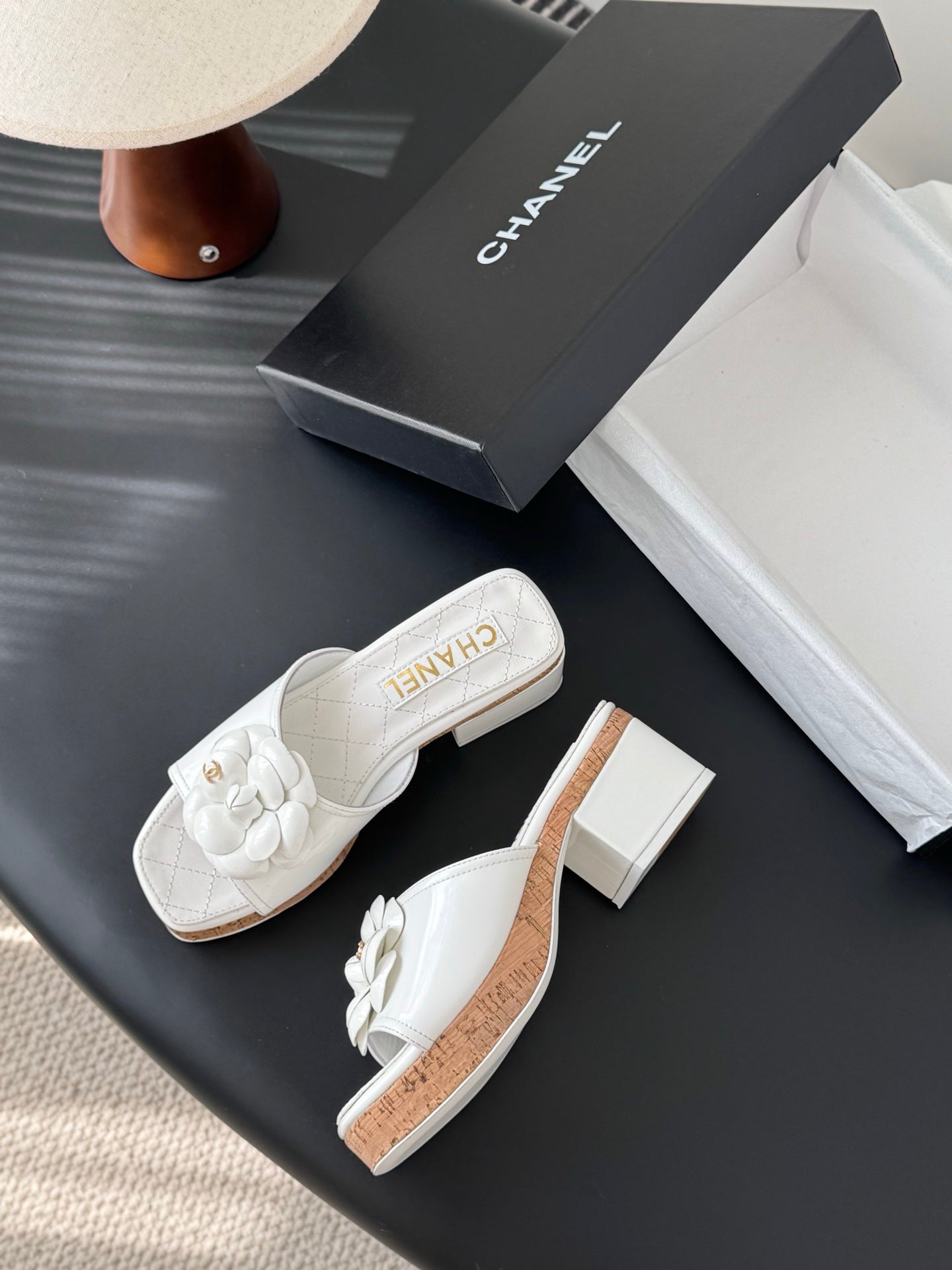 26SS Kamelien-Sandalen mit seitlichen Riemen