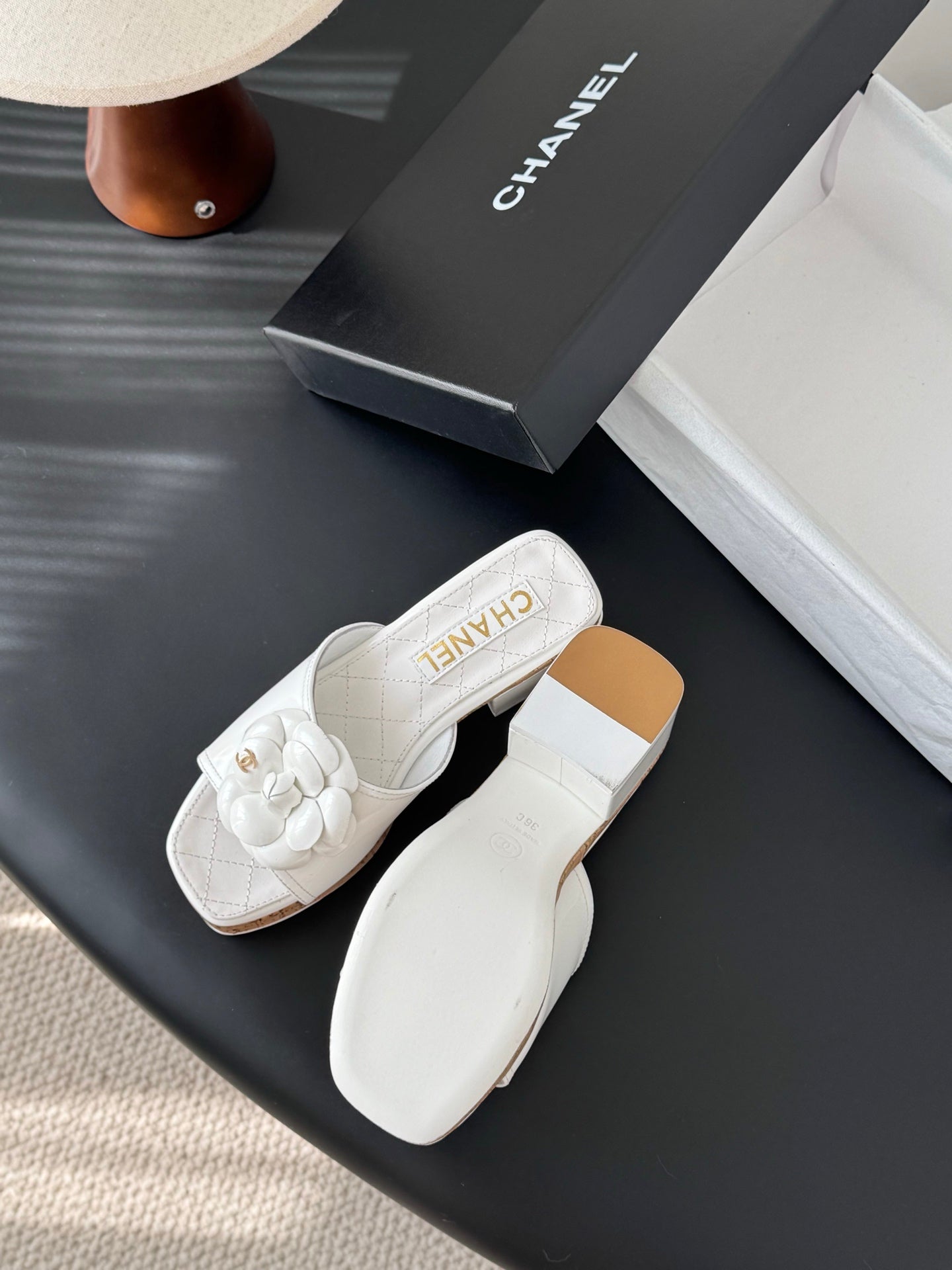 26SS Kamelien-Sandalen mit seitlichen Riemen