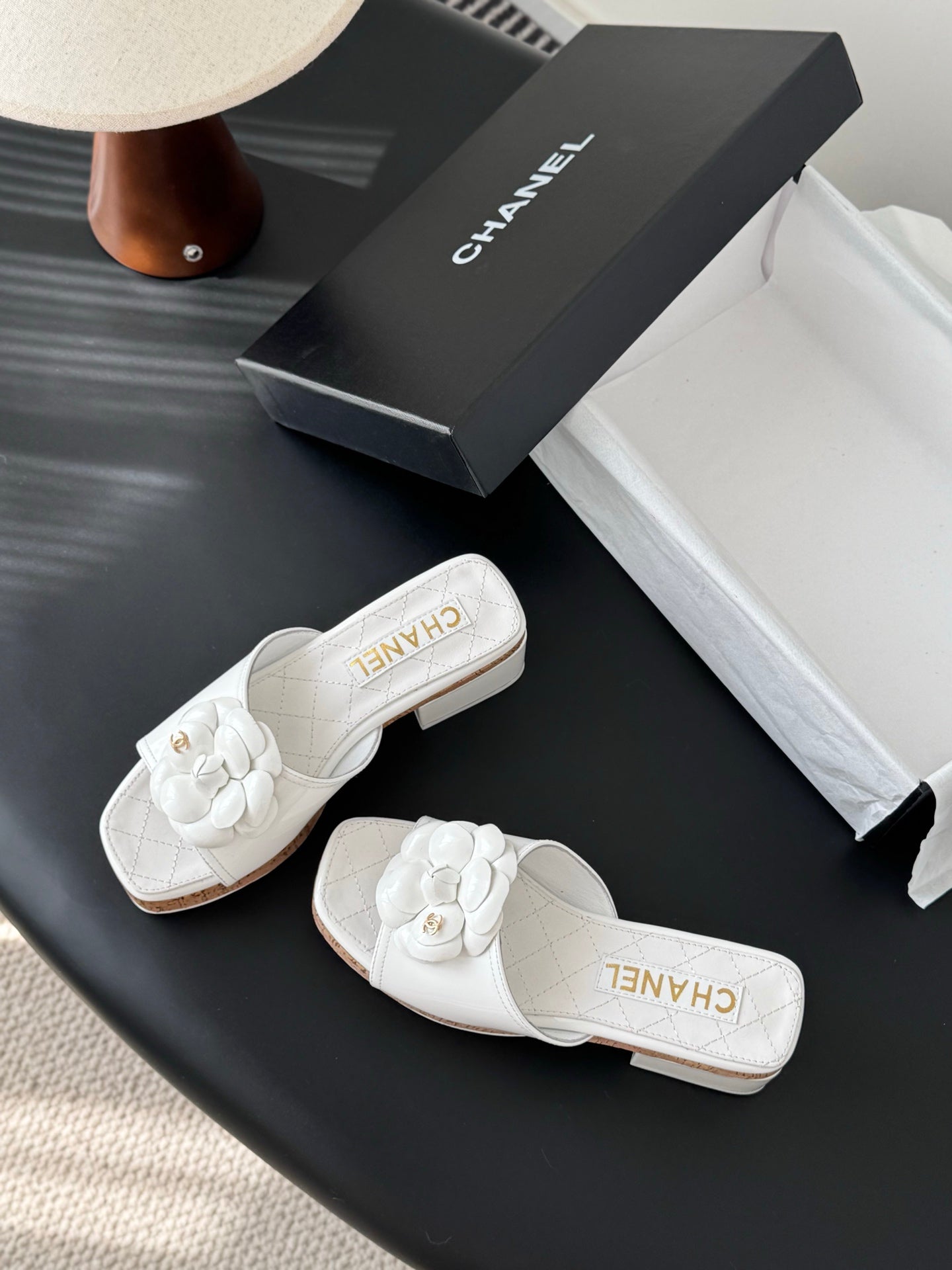 26SS Kamelien-Sandalen mit seitlichen Riemen