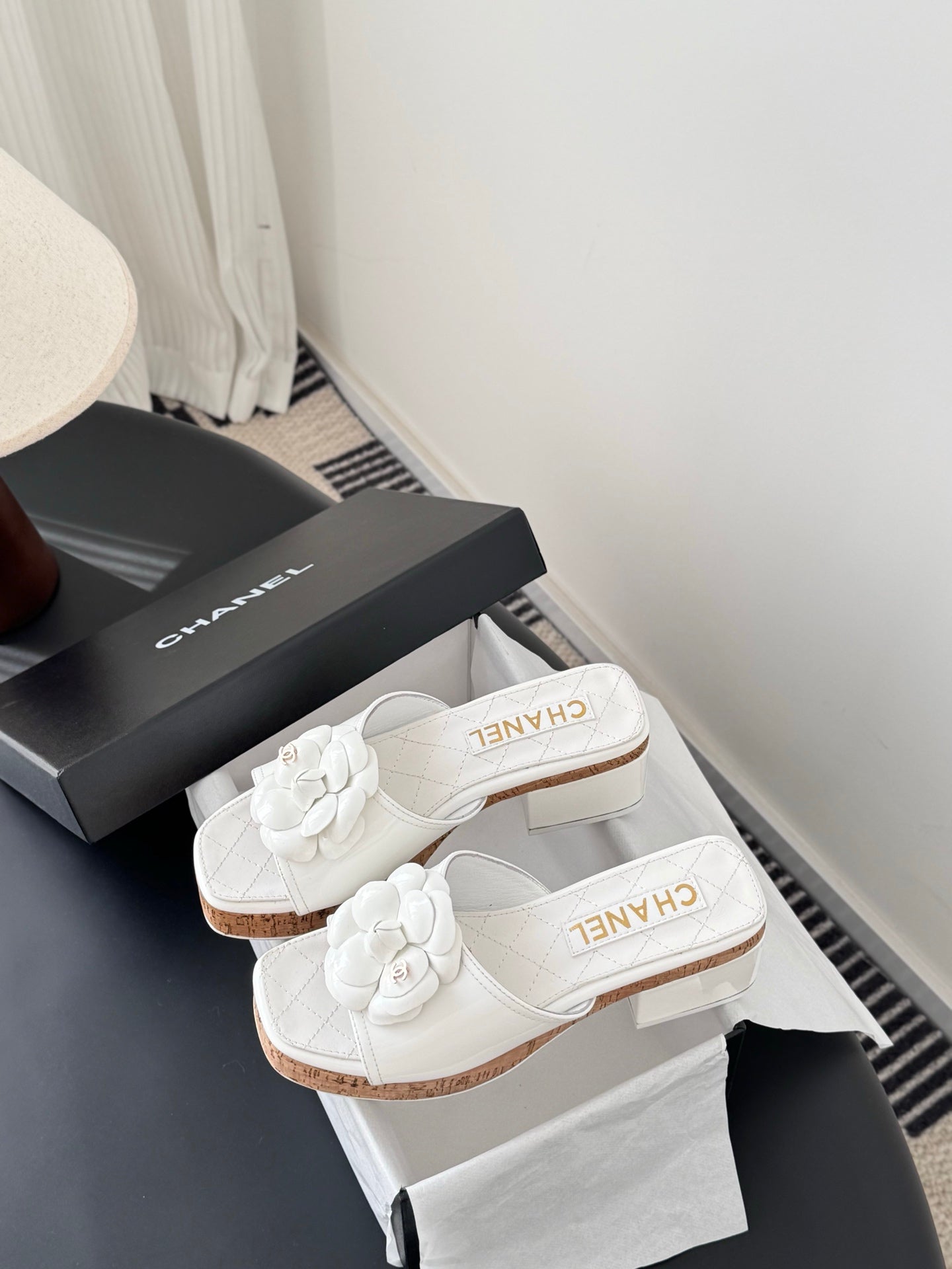 26SS Kamelien-Sandalen mit seitlichen Riemen