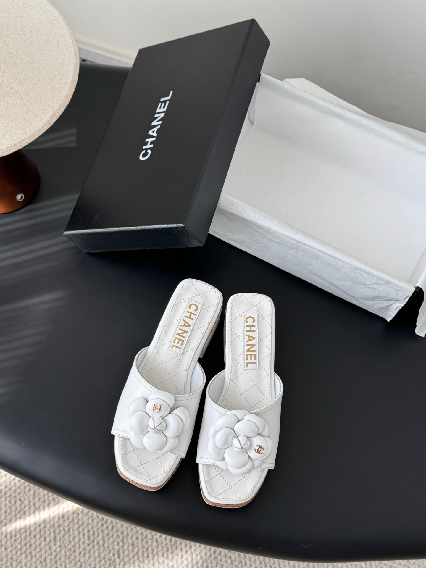 26SS Kamelien-Sandalen mit seitlichen Riemen