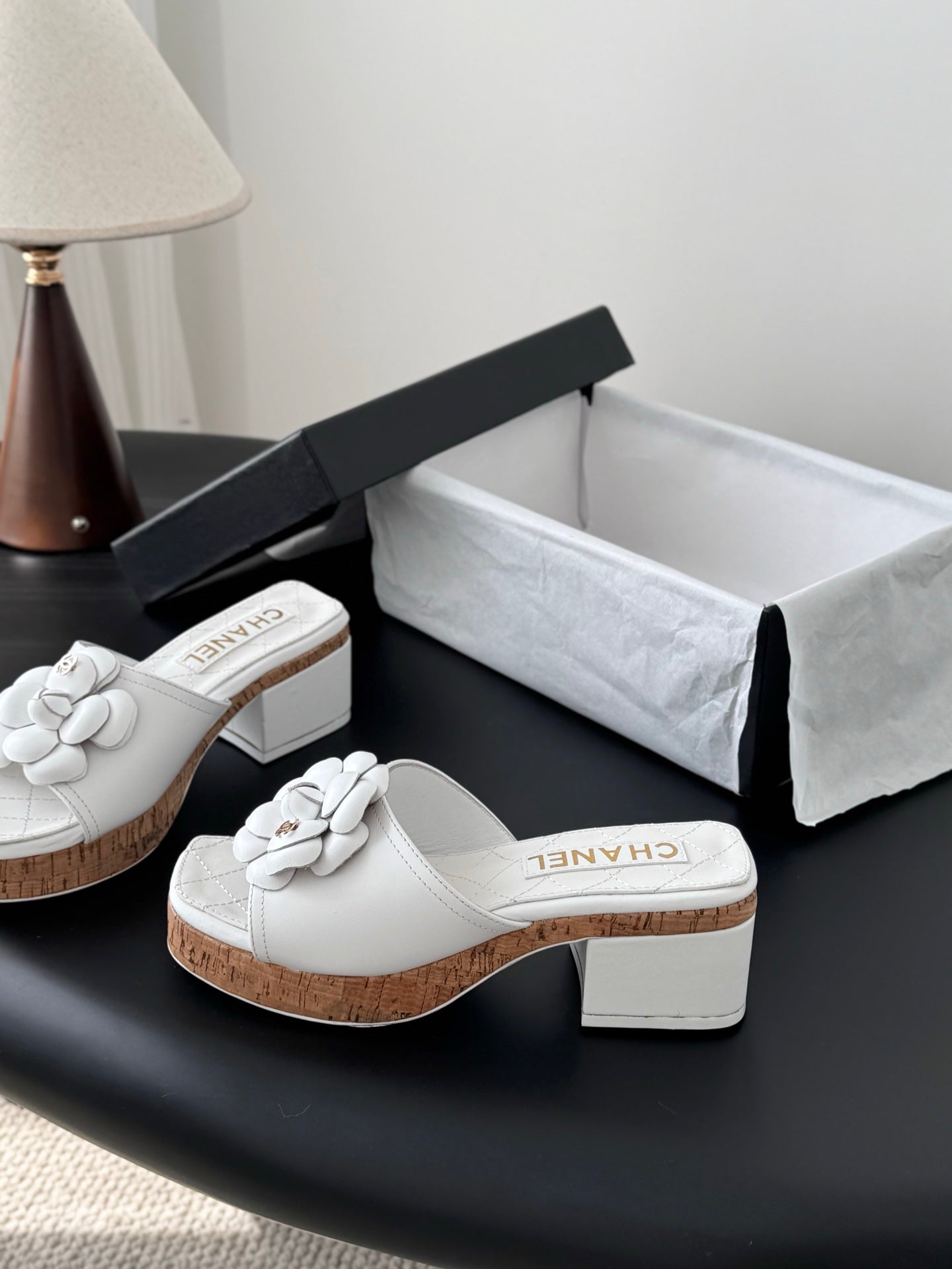 26SS Kamelien-Sandalen mit seitlichen Riemen