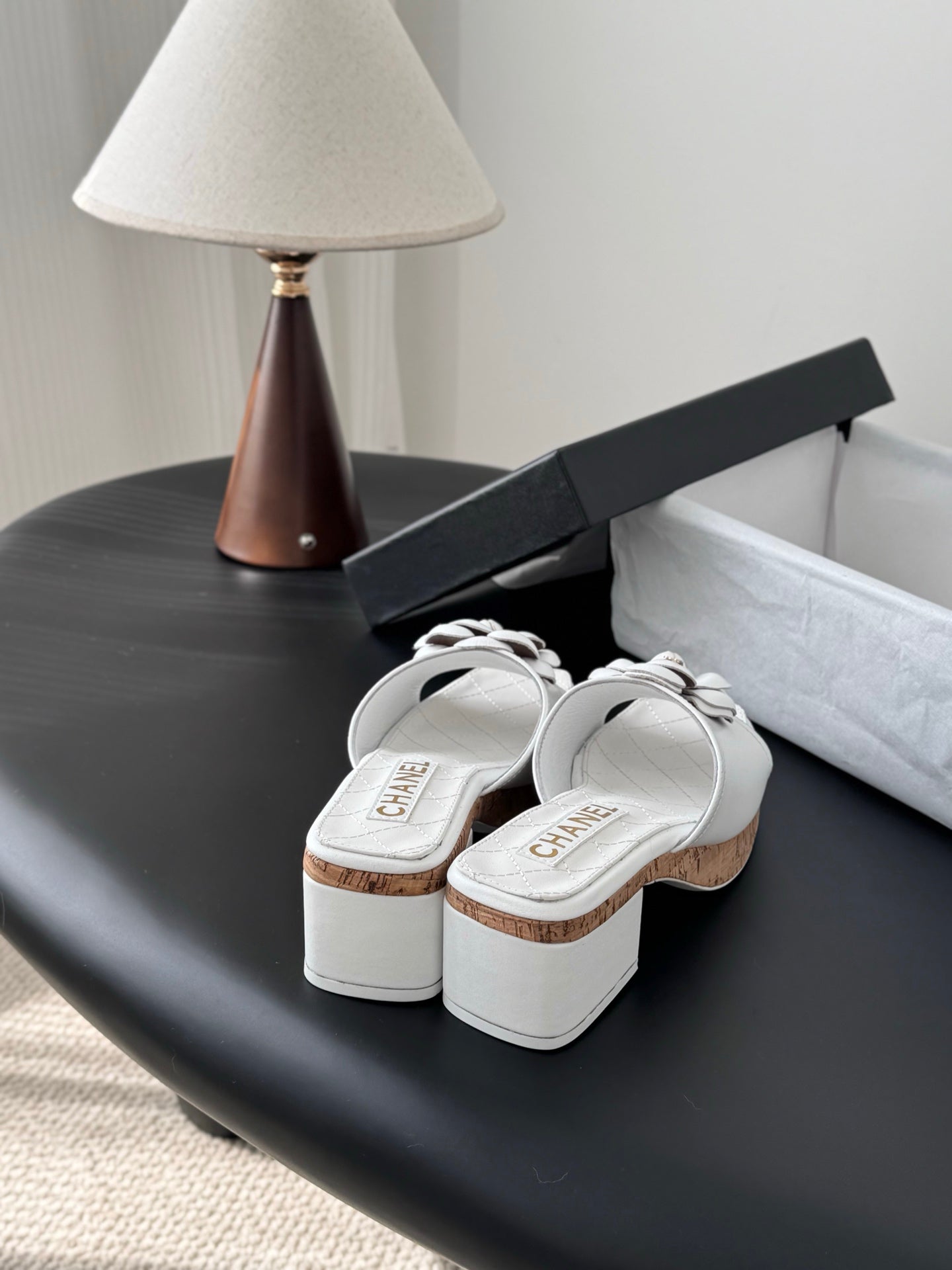 26SS Kamelien-Sandalen mit seitlichen Riemen