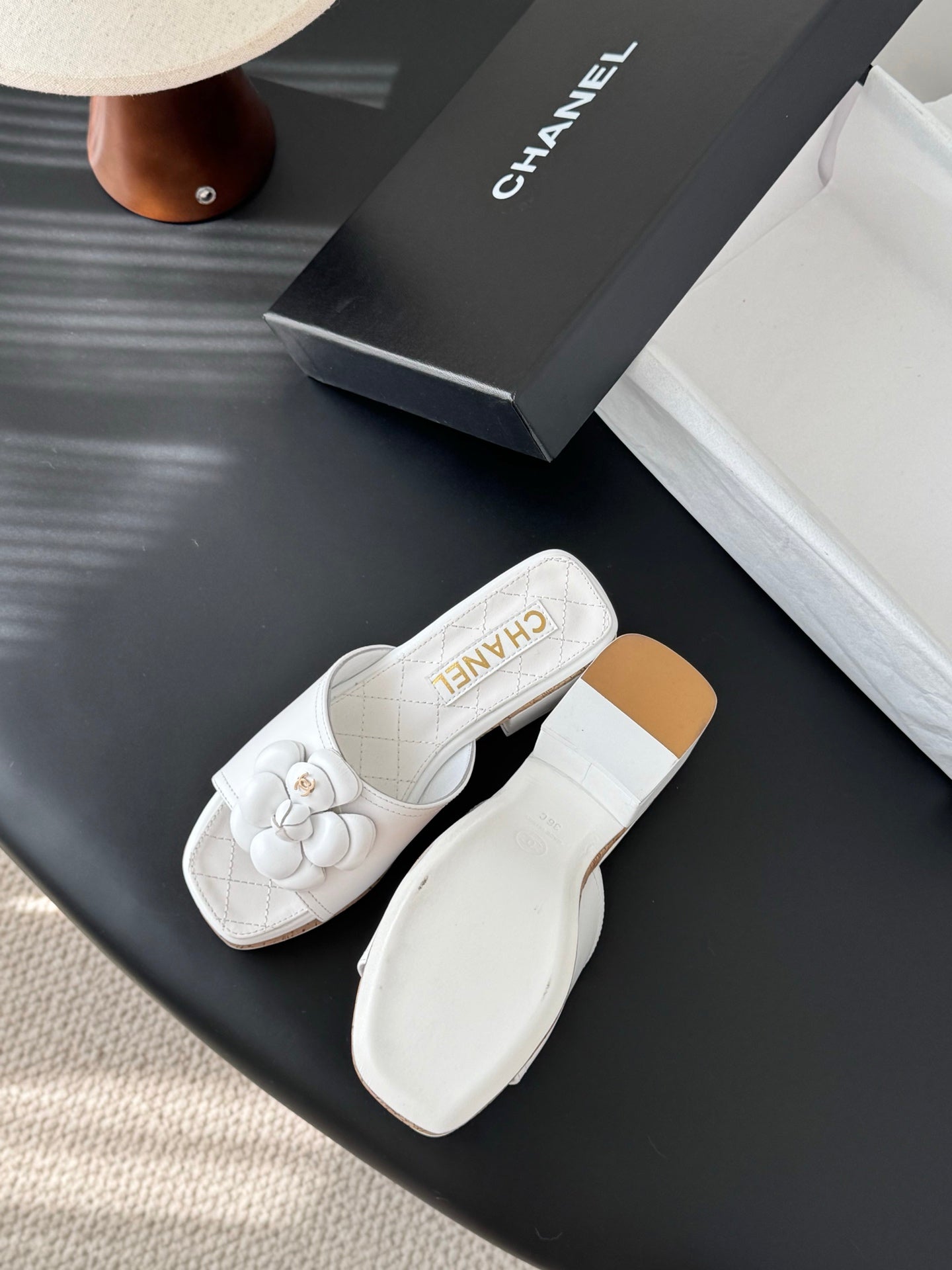 26SS Kamelien-Sandalen mit seitlichen Riemen