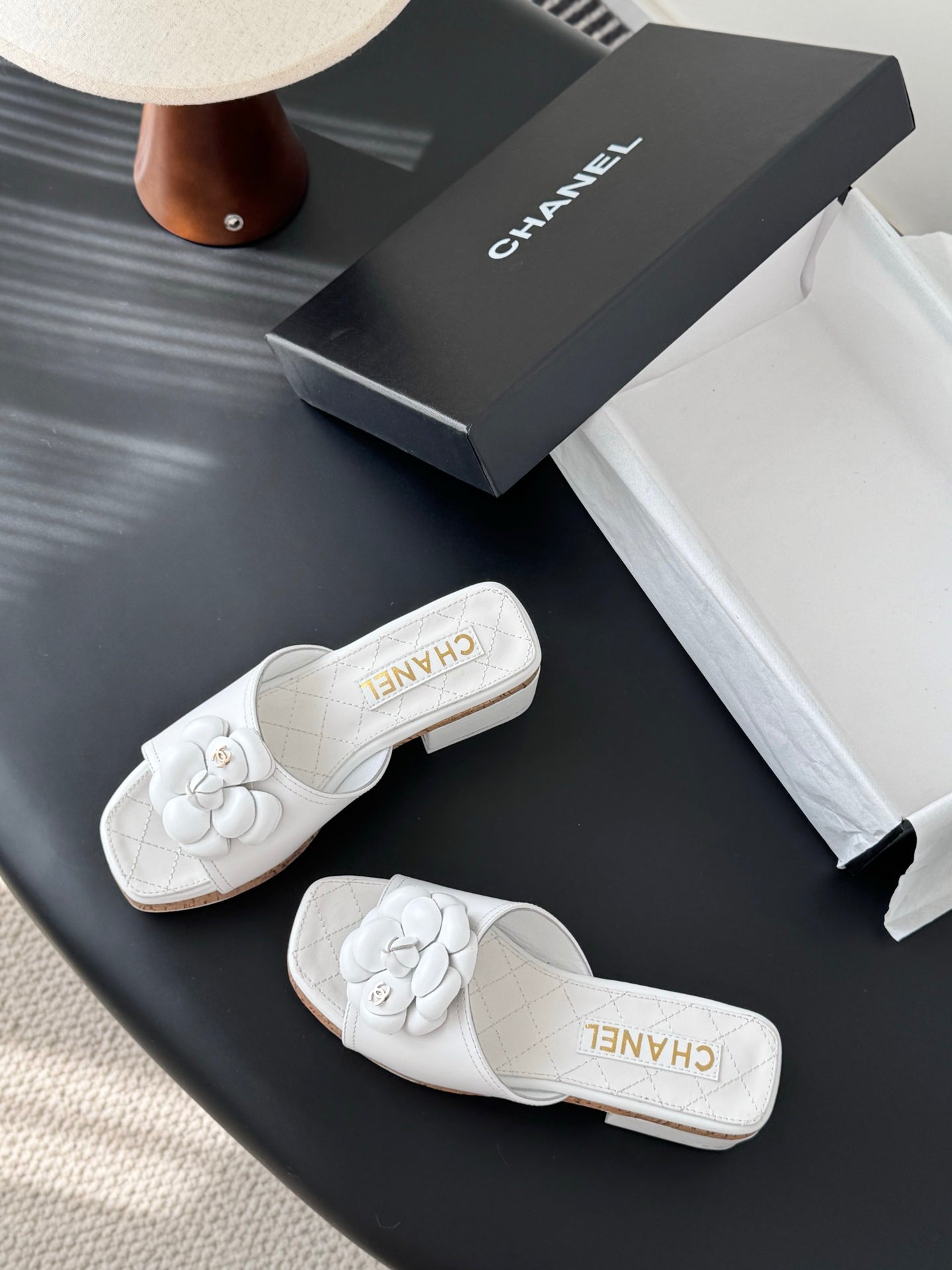 26SS Kamelien-Sandalen mit seitlichen Riemen