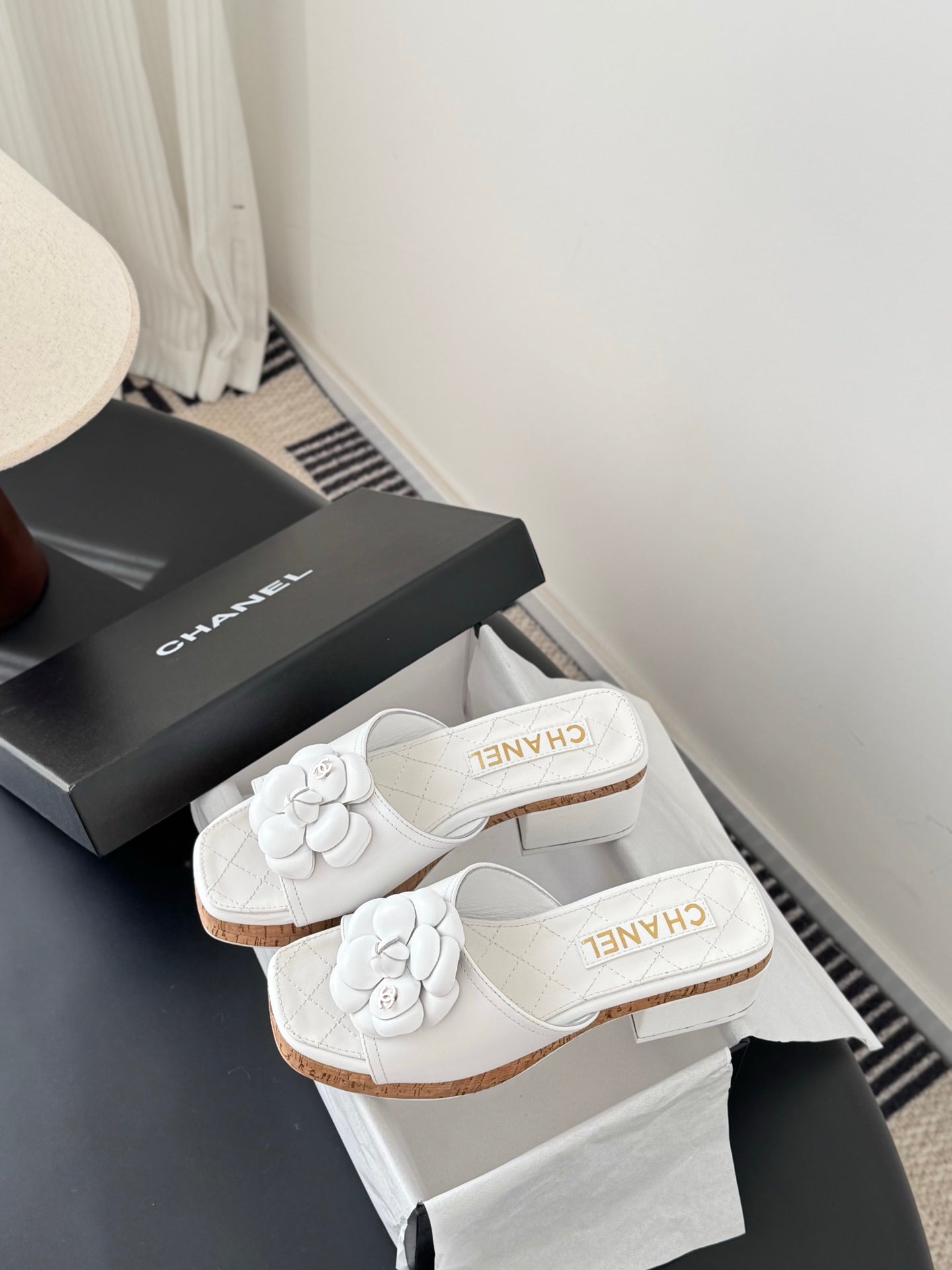 26SS Kamelien-Sandalen mit seitlichen Riemen