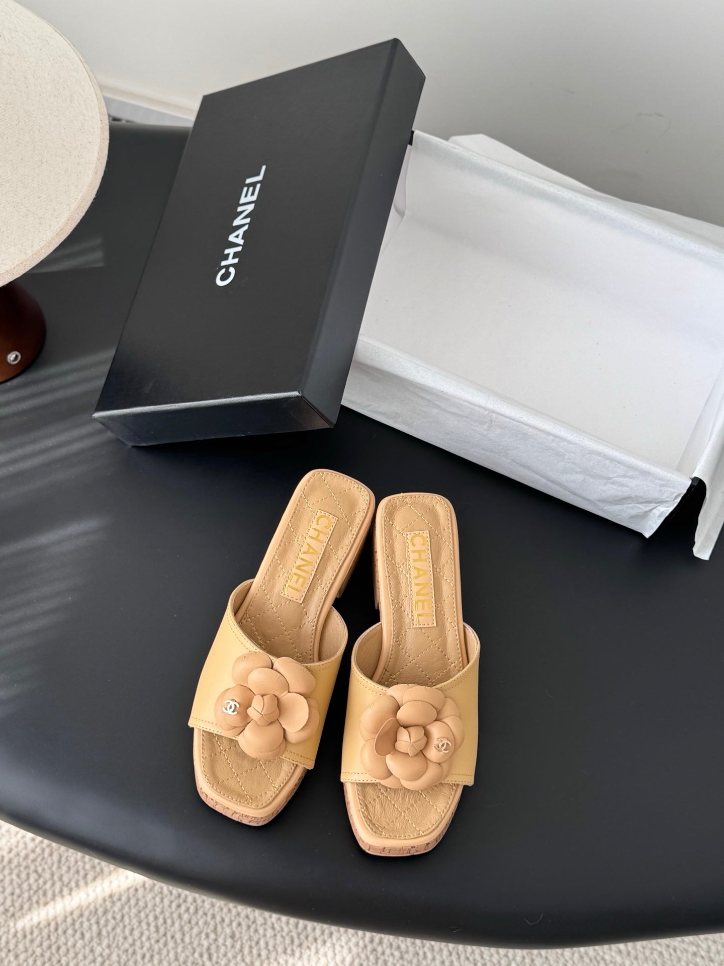 26SS Kamelien-Sandalen mit seitlichen Riemen