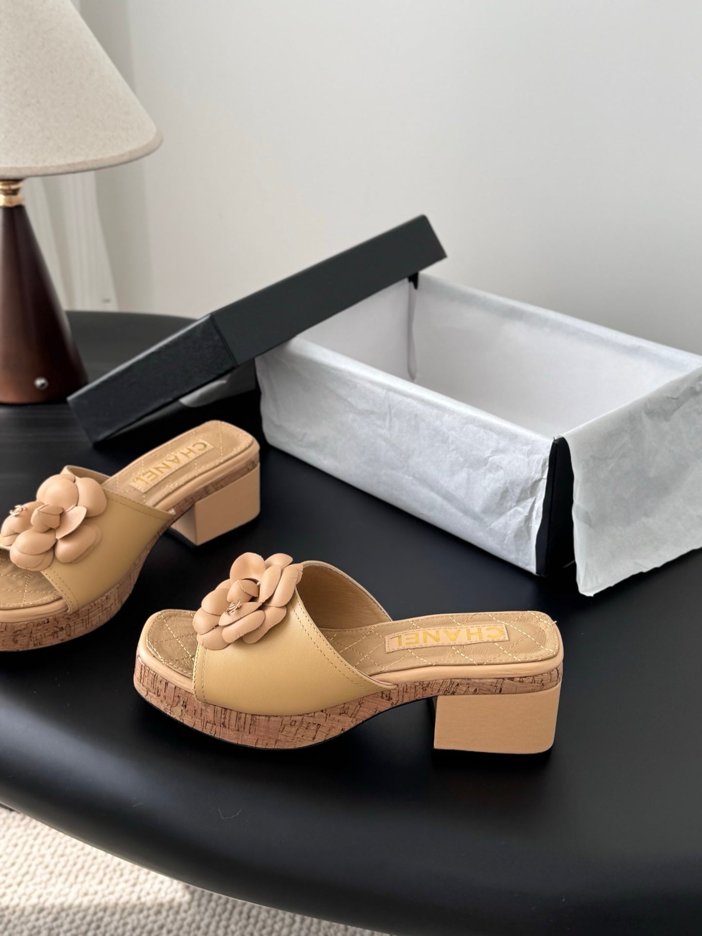 26SS Kamelien-Sandalen mit seitlichen Riemen