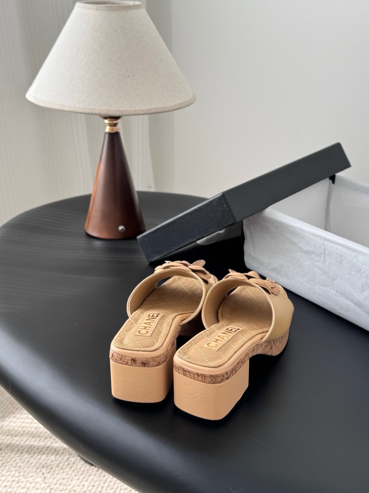 26SS Kamelien-Sandalen mit seitlichen Riemen