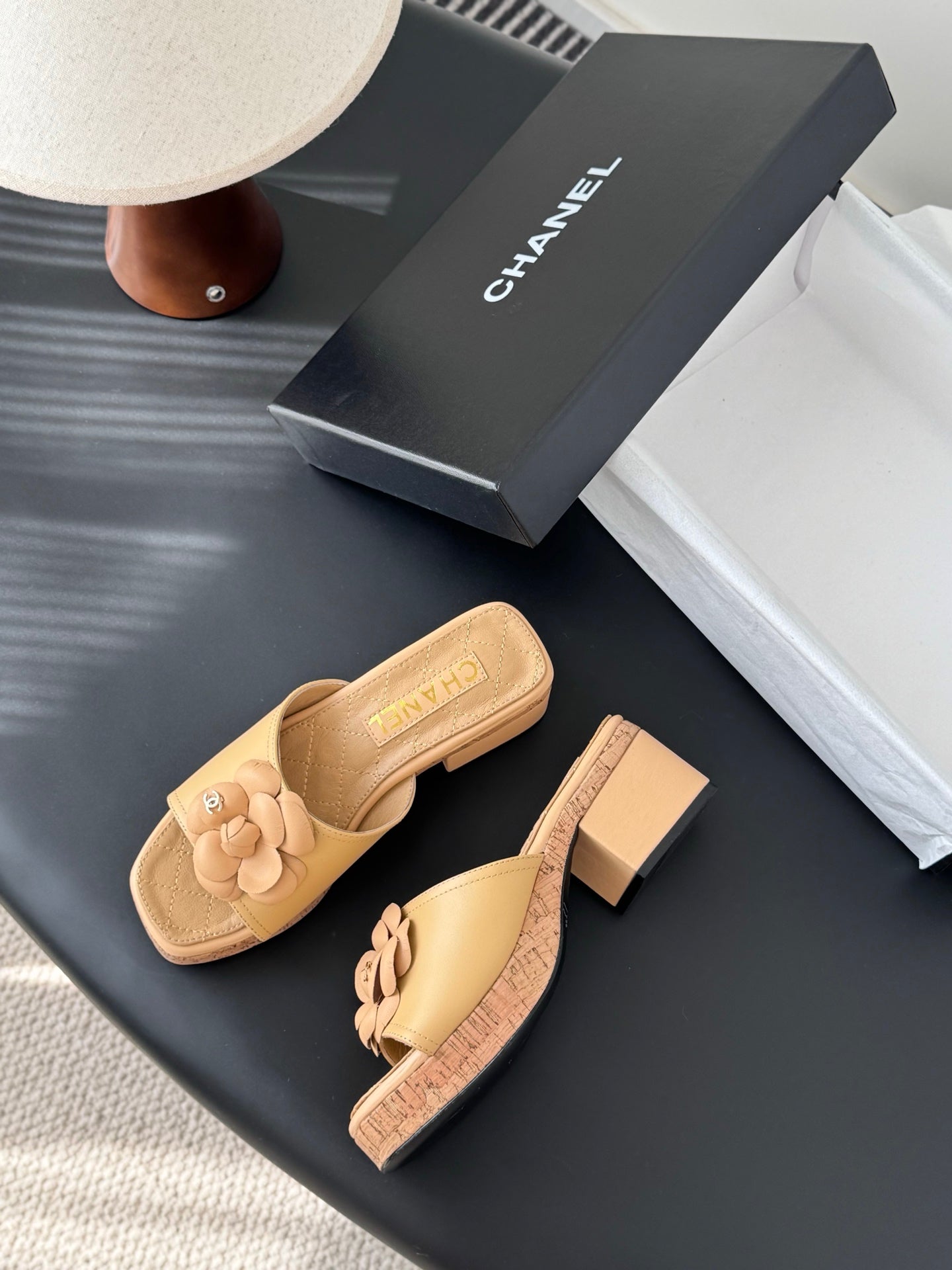 26SS Kamelien-Sandalen mit seitlichen Riemen
