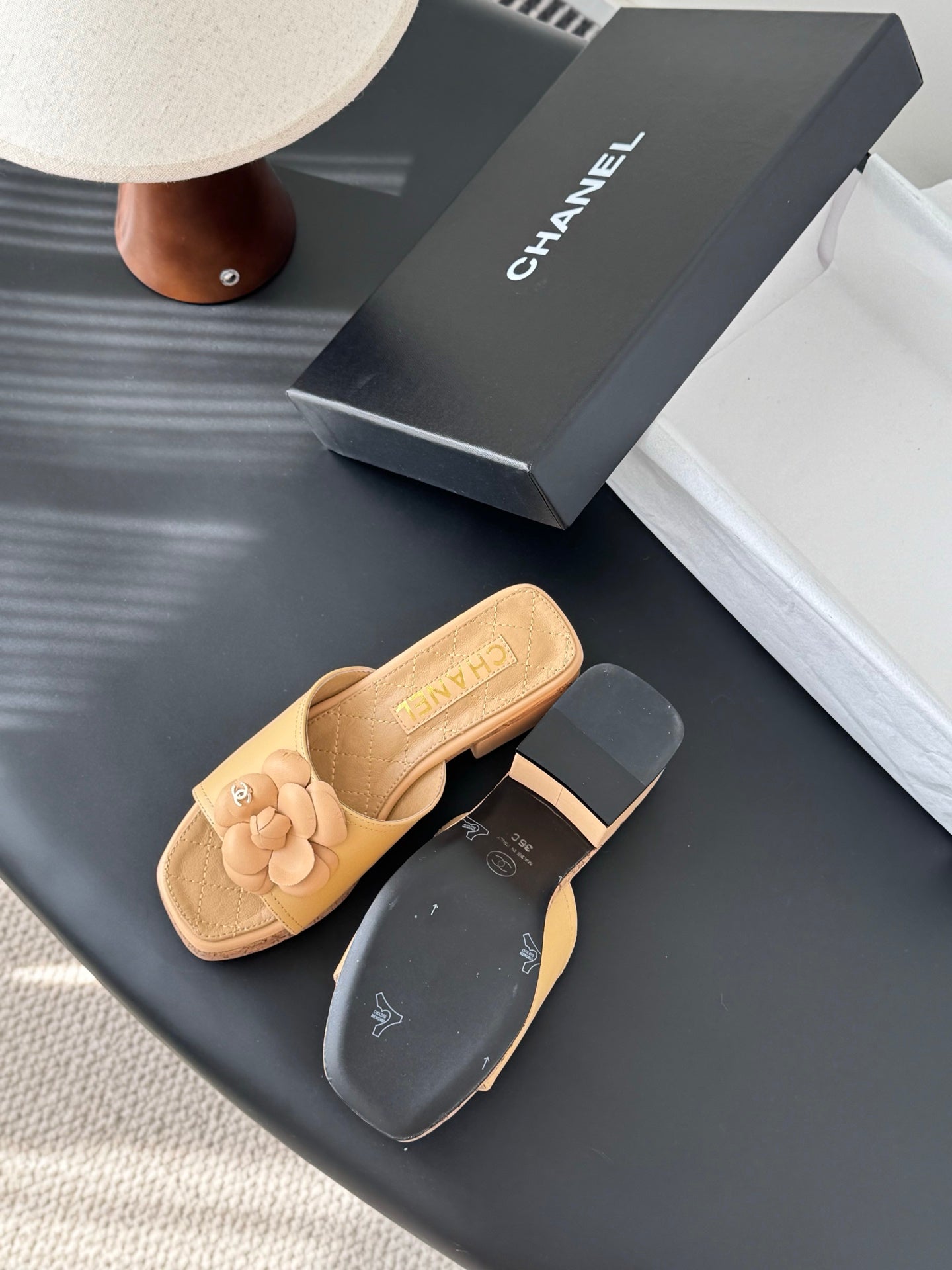 26SS Kamelien-Sandalen mit seitlichen Riemen
