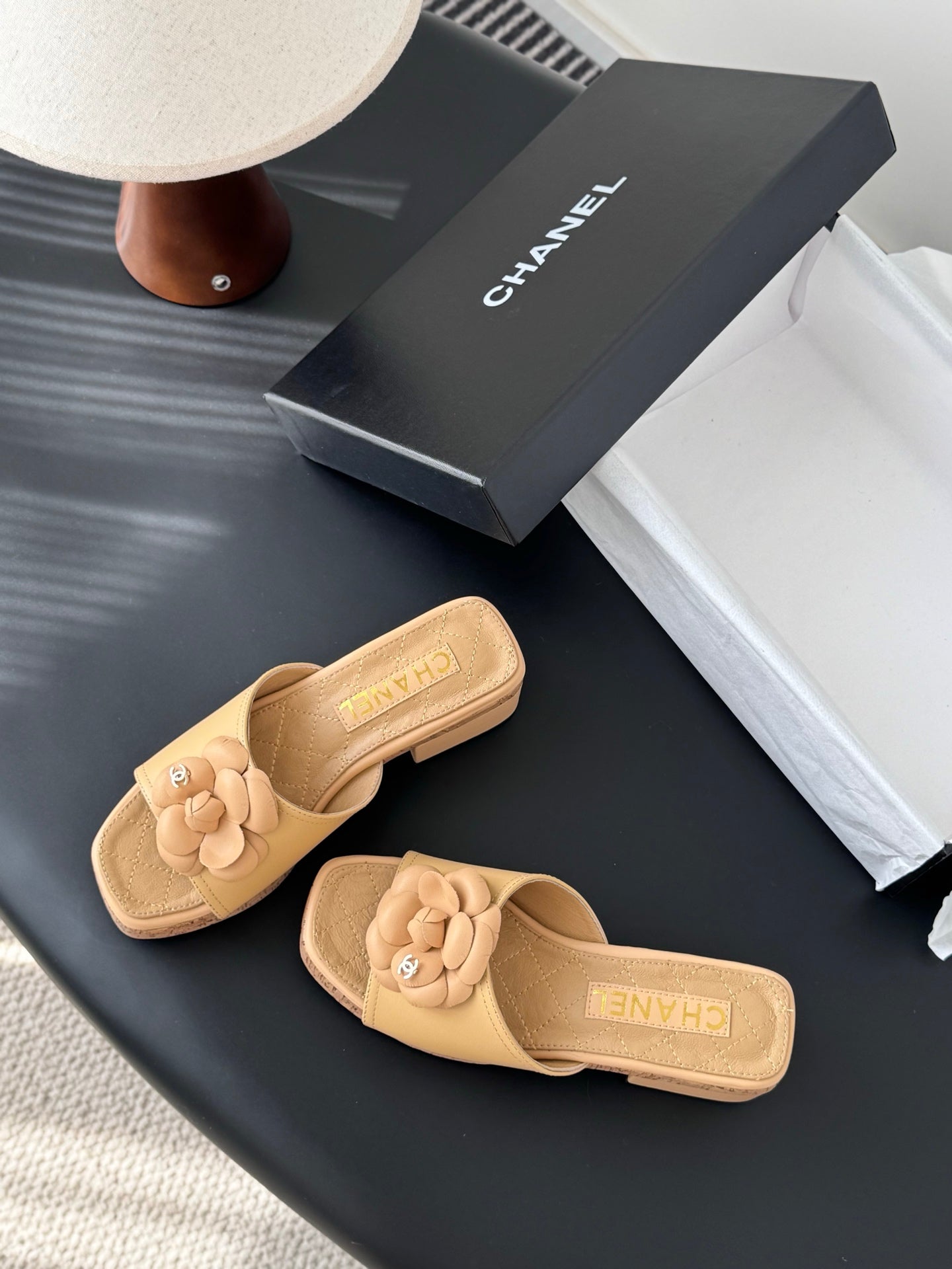 26SS Kamelien-Sandalen mit seitlichen Riemen