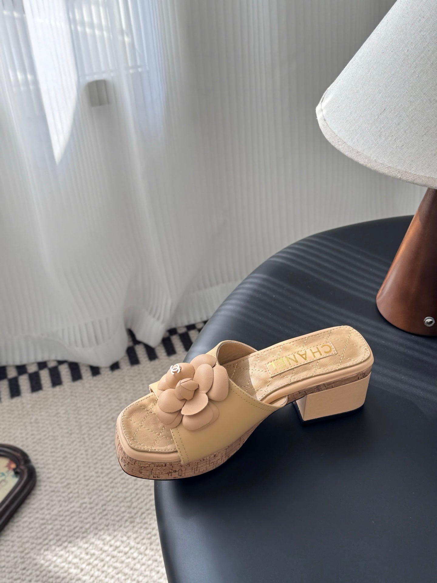 26SS Kamelien-Sandalen mit seitlichen Riemen