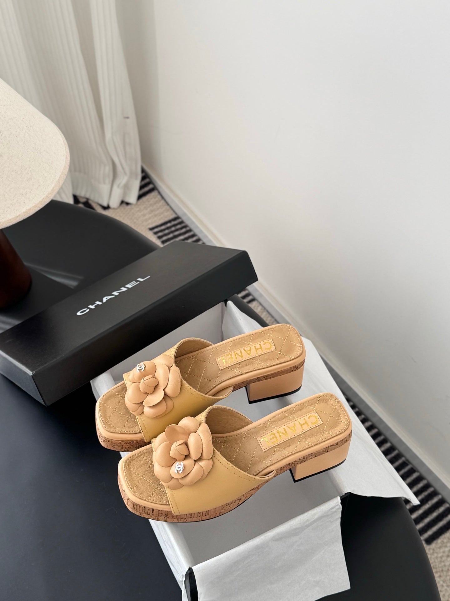 26SS Kamelien-Sandalen mit seitlichen Riemen