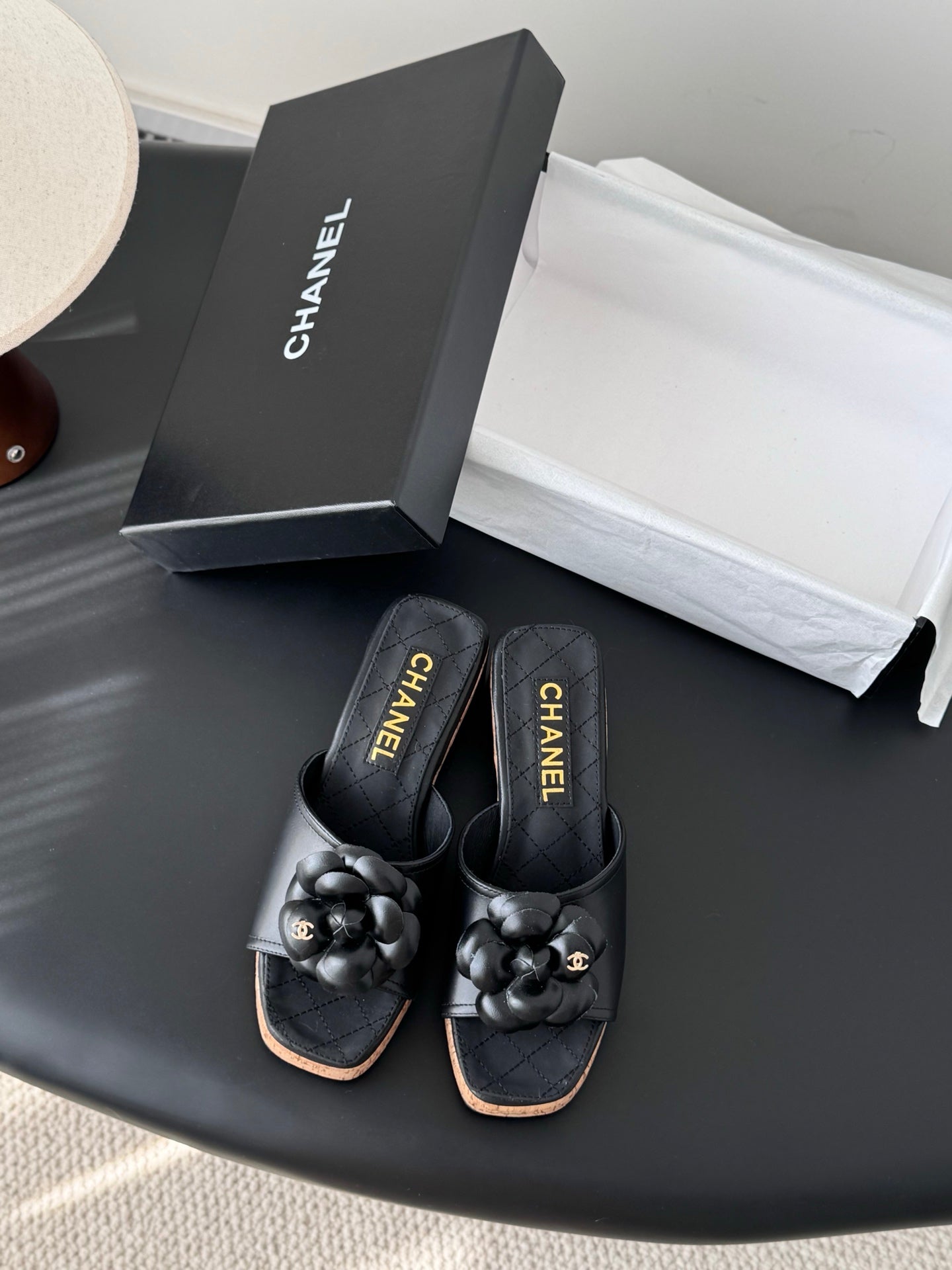 26SS Kamelien-Sandalen mit seitlichen Riemen