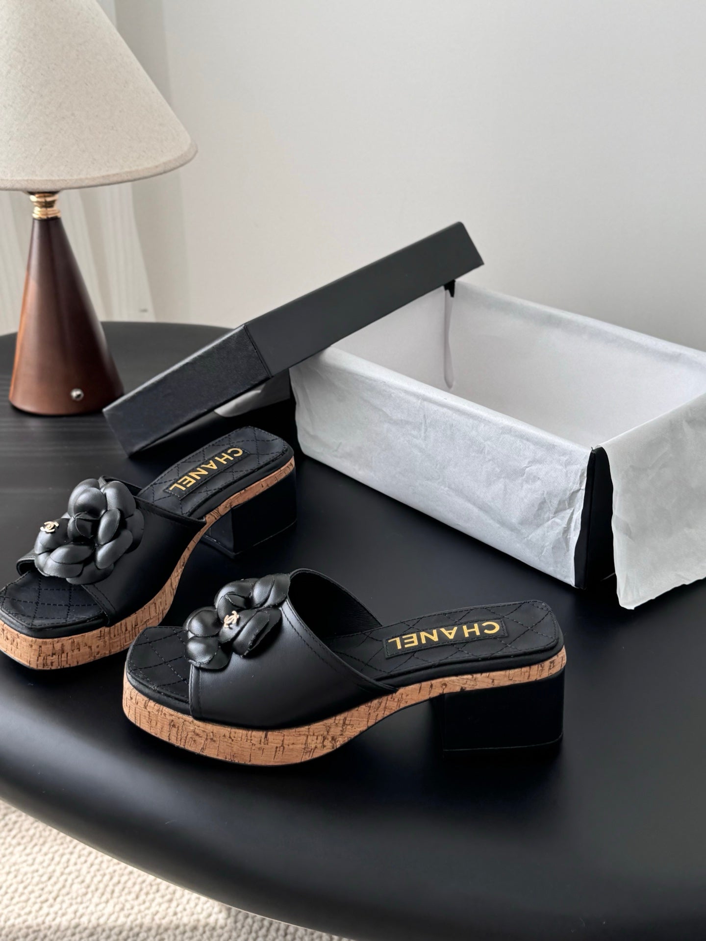 26SS Kamelien-Sandalen mit seitlichen Riemen