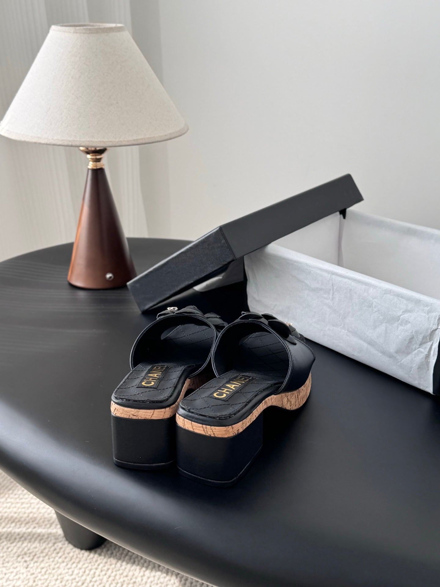 26SS Kamelien-Sandalen mit seitlichen Riemen