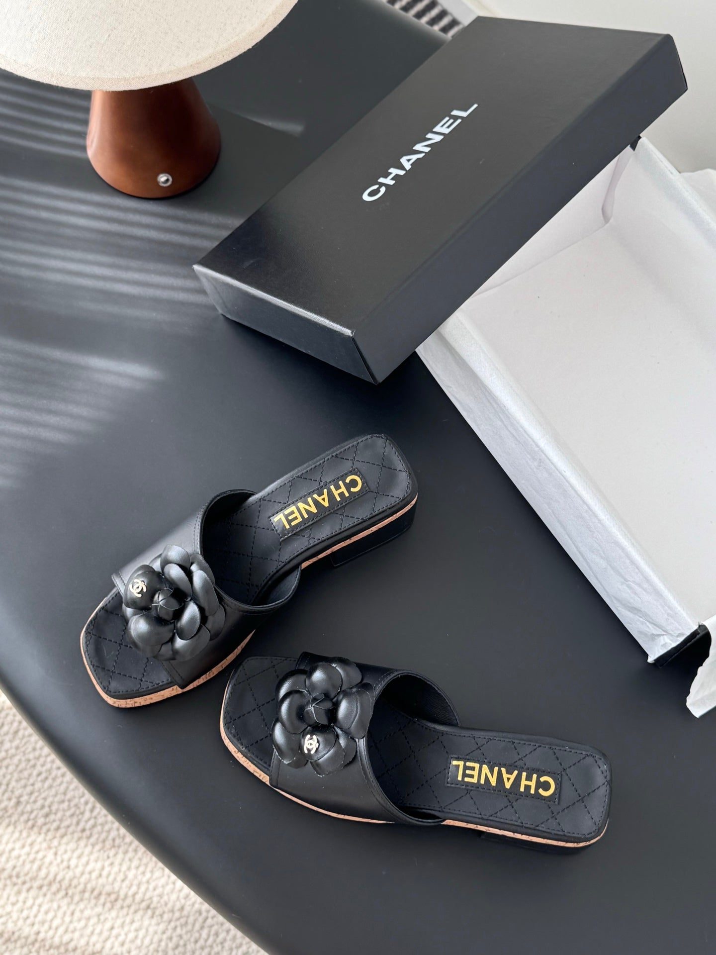 26SS Kamelien-Sandalen mit seitlichen Riemen