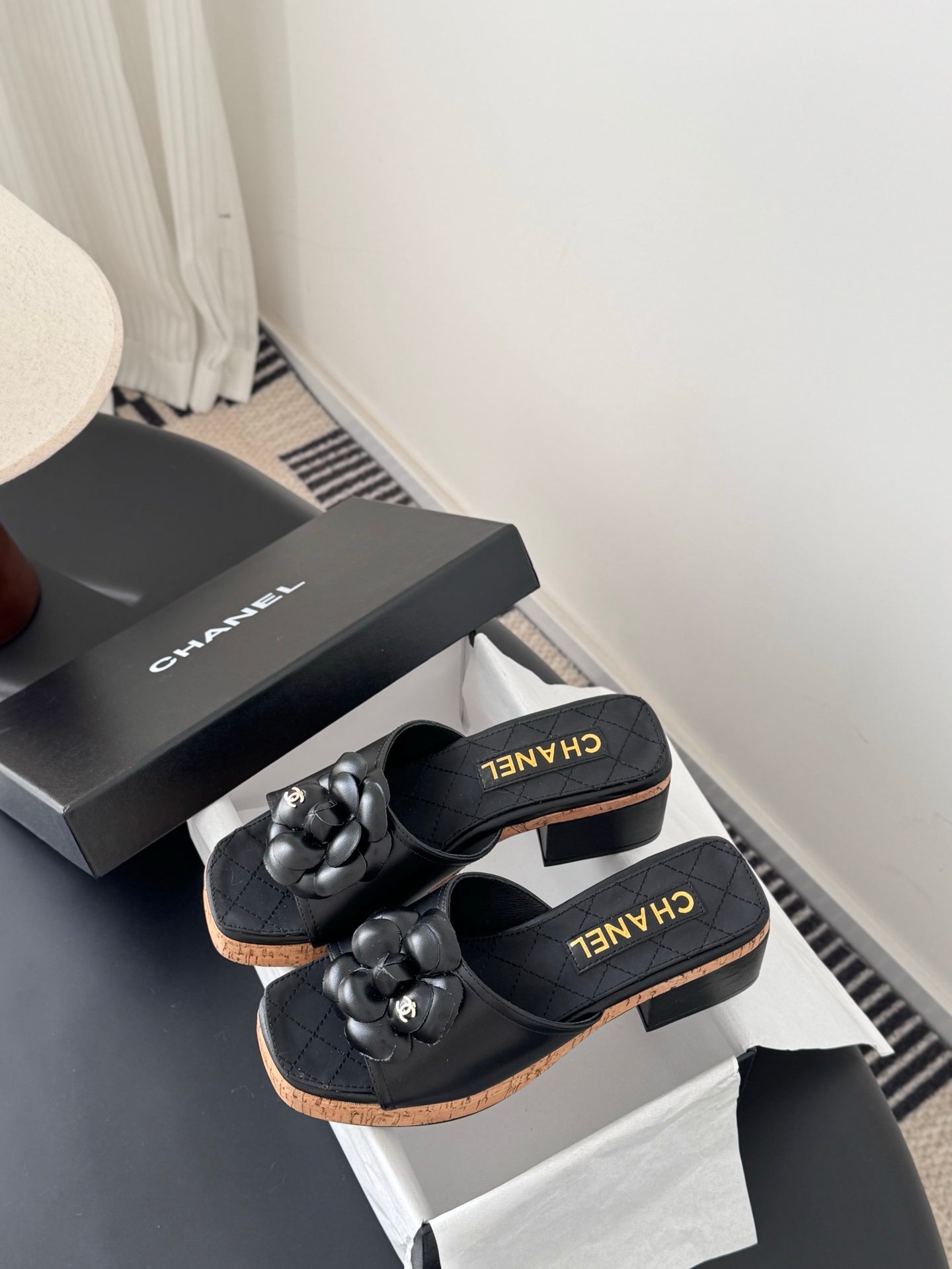 26SS Kamelien-Sandalen mit seitlichen Riemen