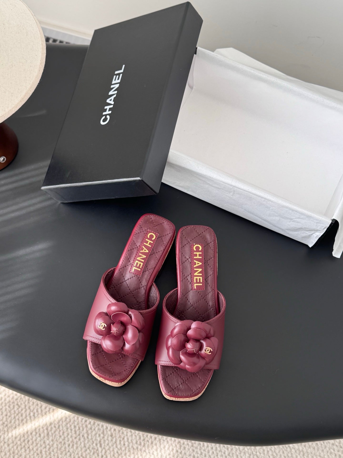 26SS Kamelien-Sandalen mit seitlichen Riemen