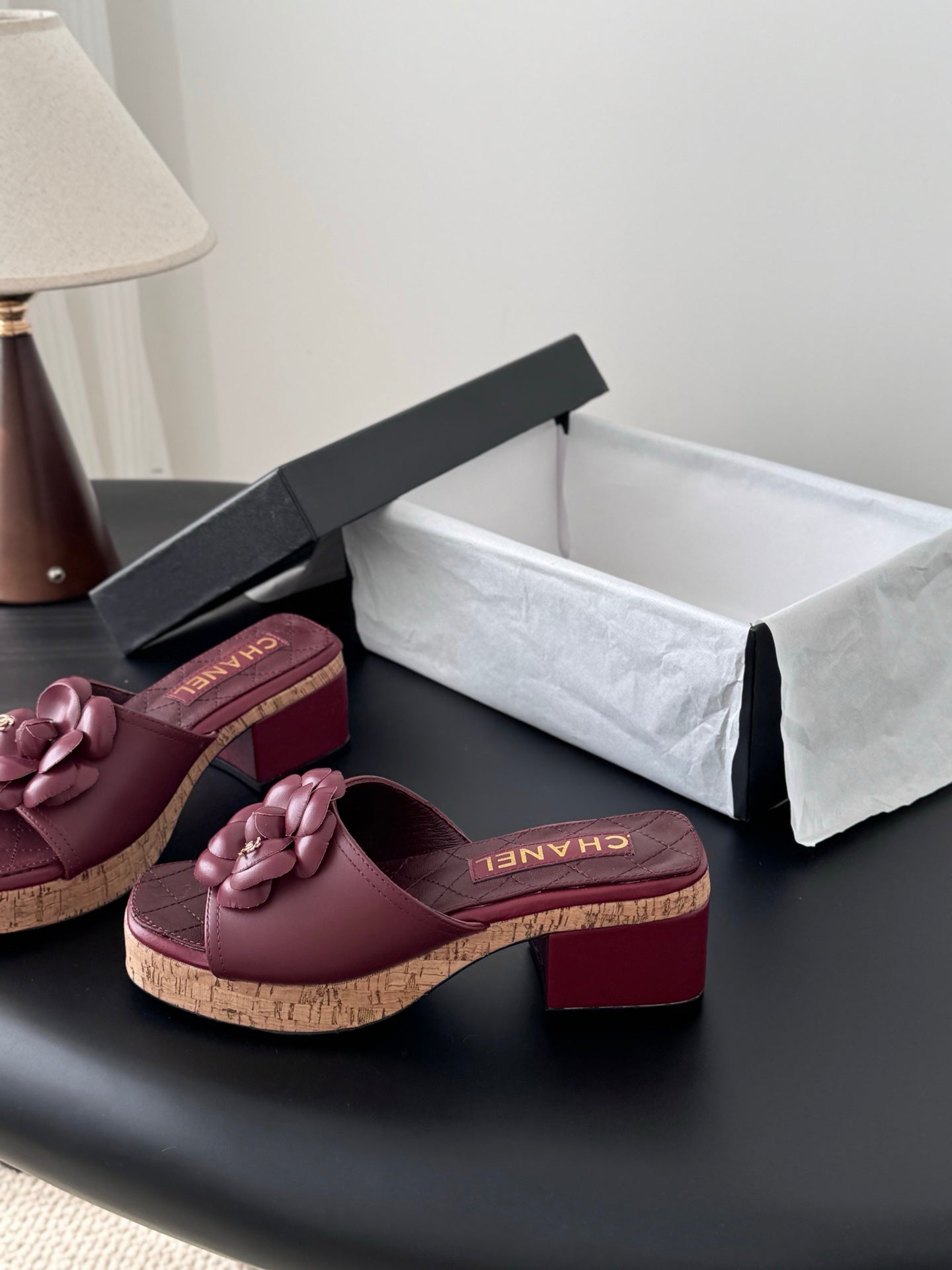 26SS Kamelien-Sandalen mit seitlichen Riemen