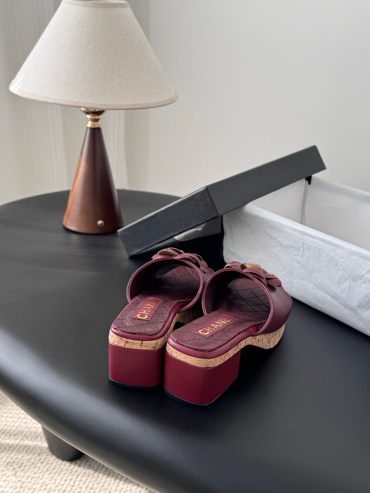 26SS Kamelien-Sandalen mit seitlichen Riemen