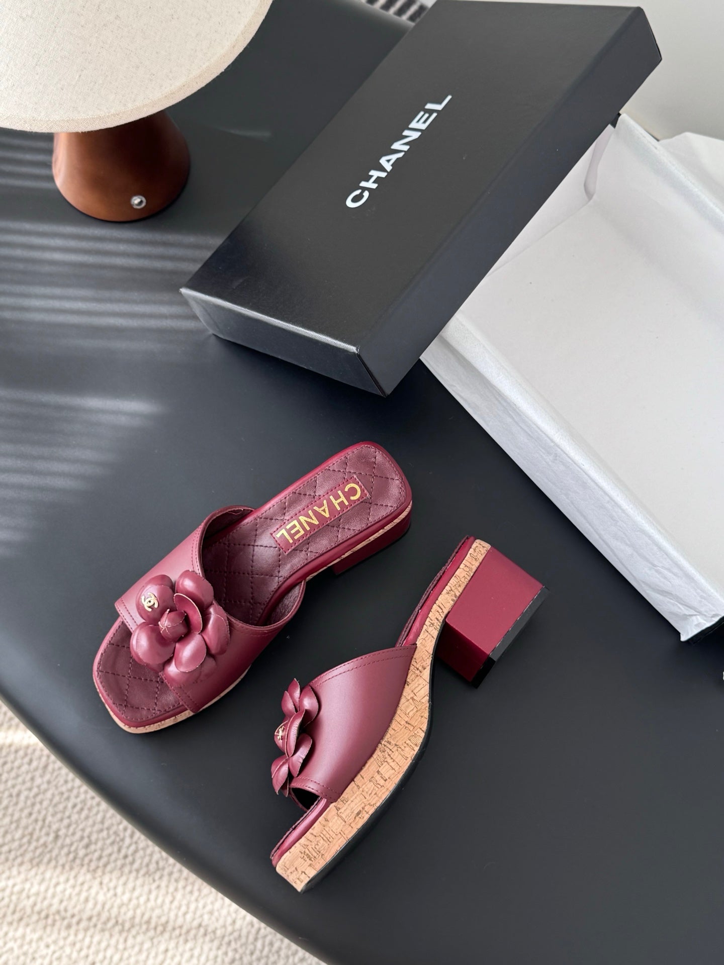 26SS Kamelien-Sandalen mit seitlichen Riemen