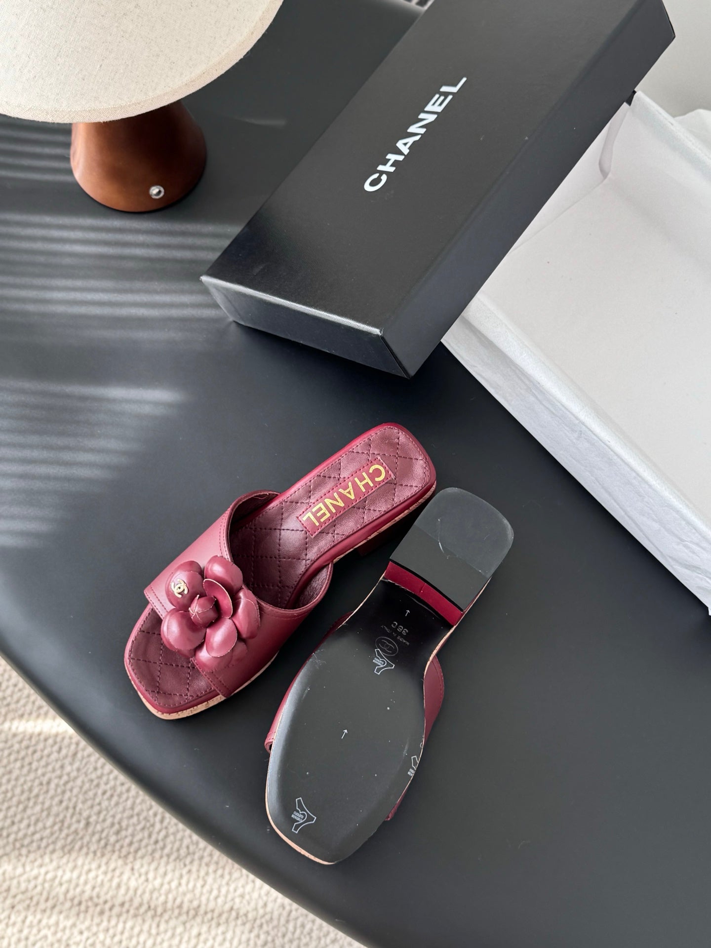 26SS Kamelien-Sandalen mit seitlichen Riemen