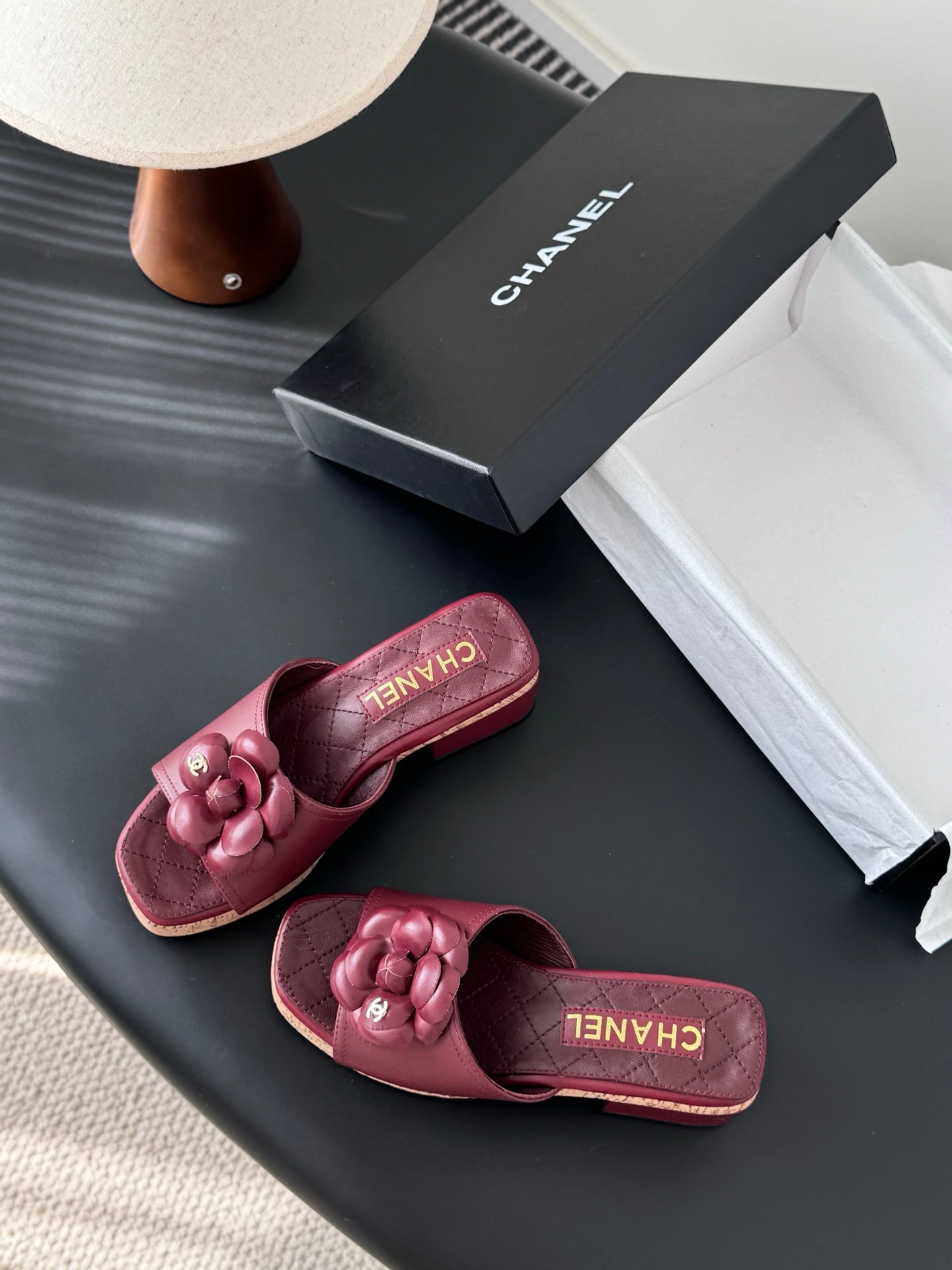 26SS Kamelien-Sandalen mit seitlichen Riemen