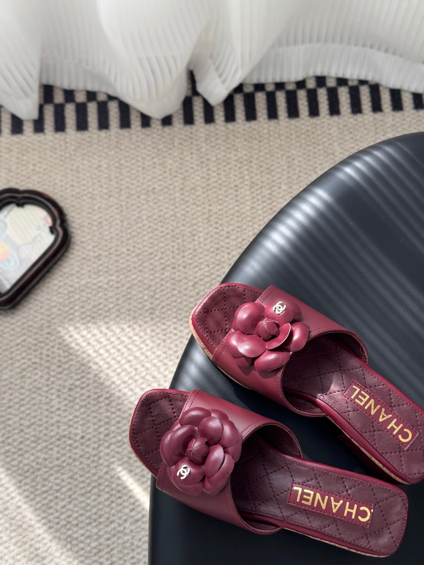 26SS Kamelien-Sandalen mit seitlichen Riemen
