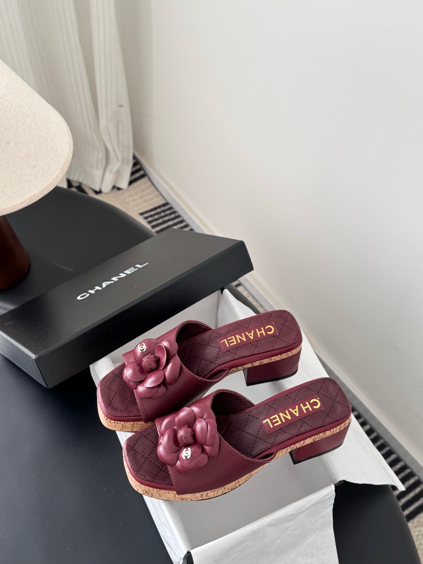 26SS Kamelien-Sandalen mit seitlichen Riemen