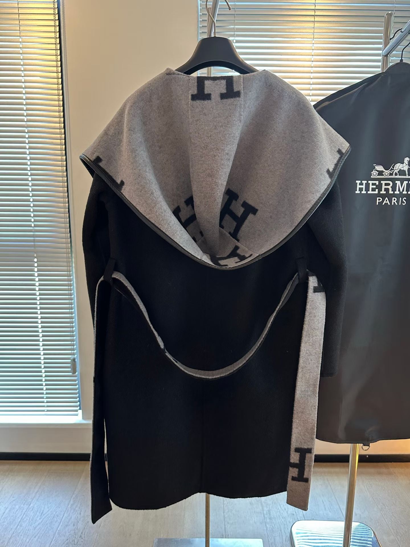 25FW NEW silhouette hooded cashmere coat