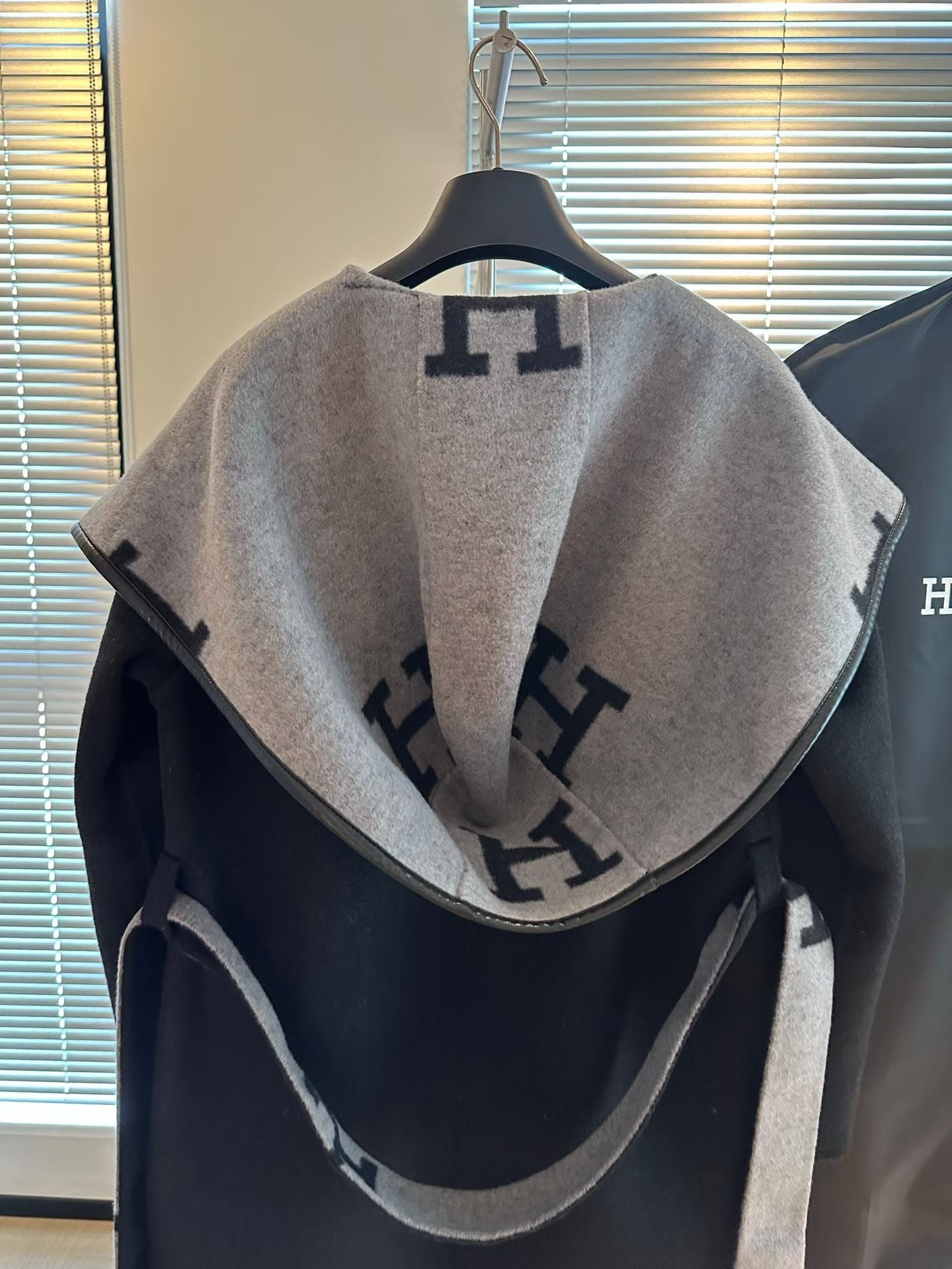 25FW NEW silhouette hooded cashmere coat