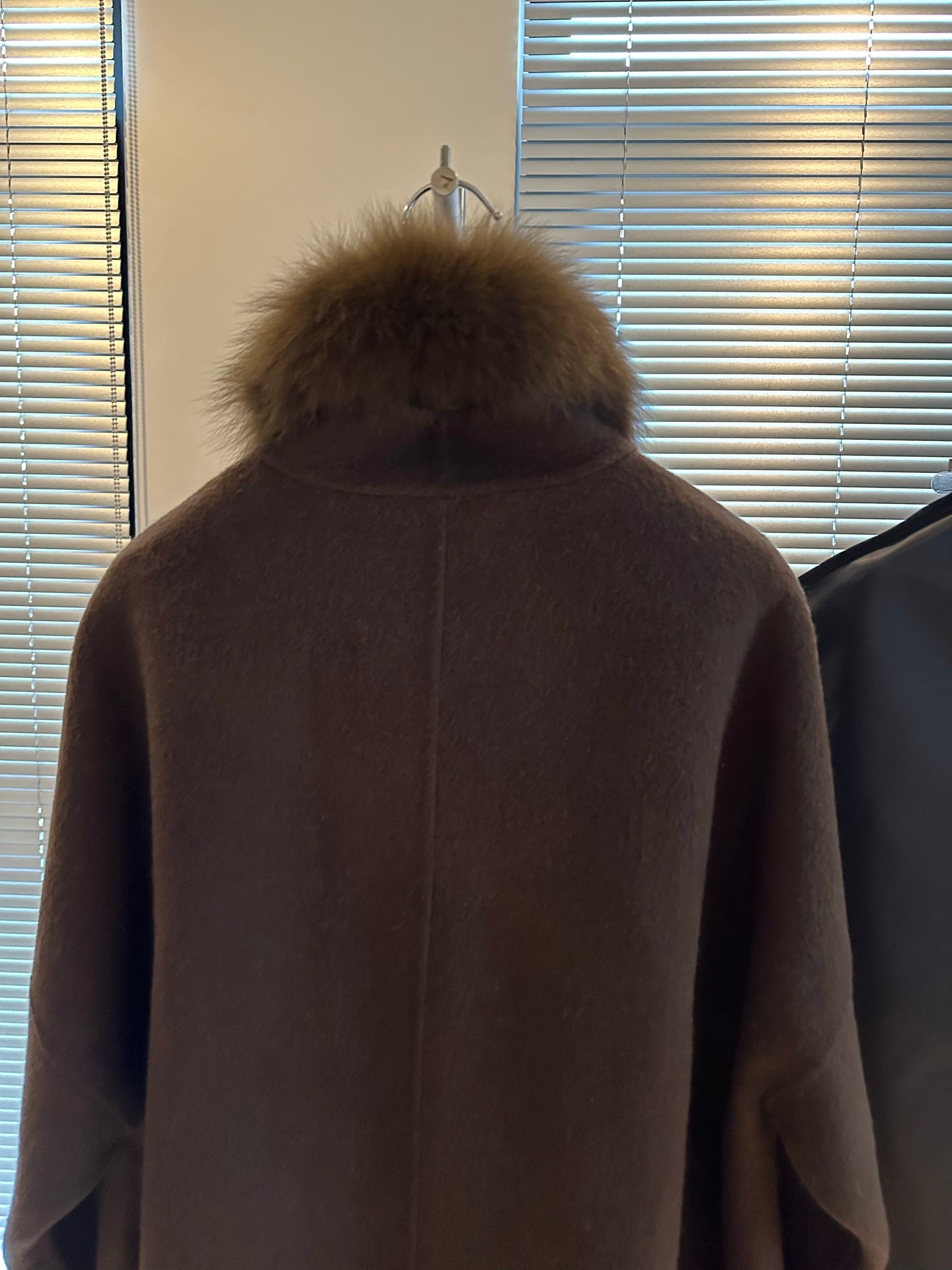 25FW NEW double-sided wool cape paired with Finnish snow fox scarf and cashmere coat
