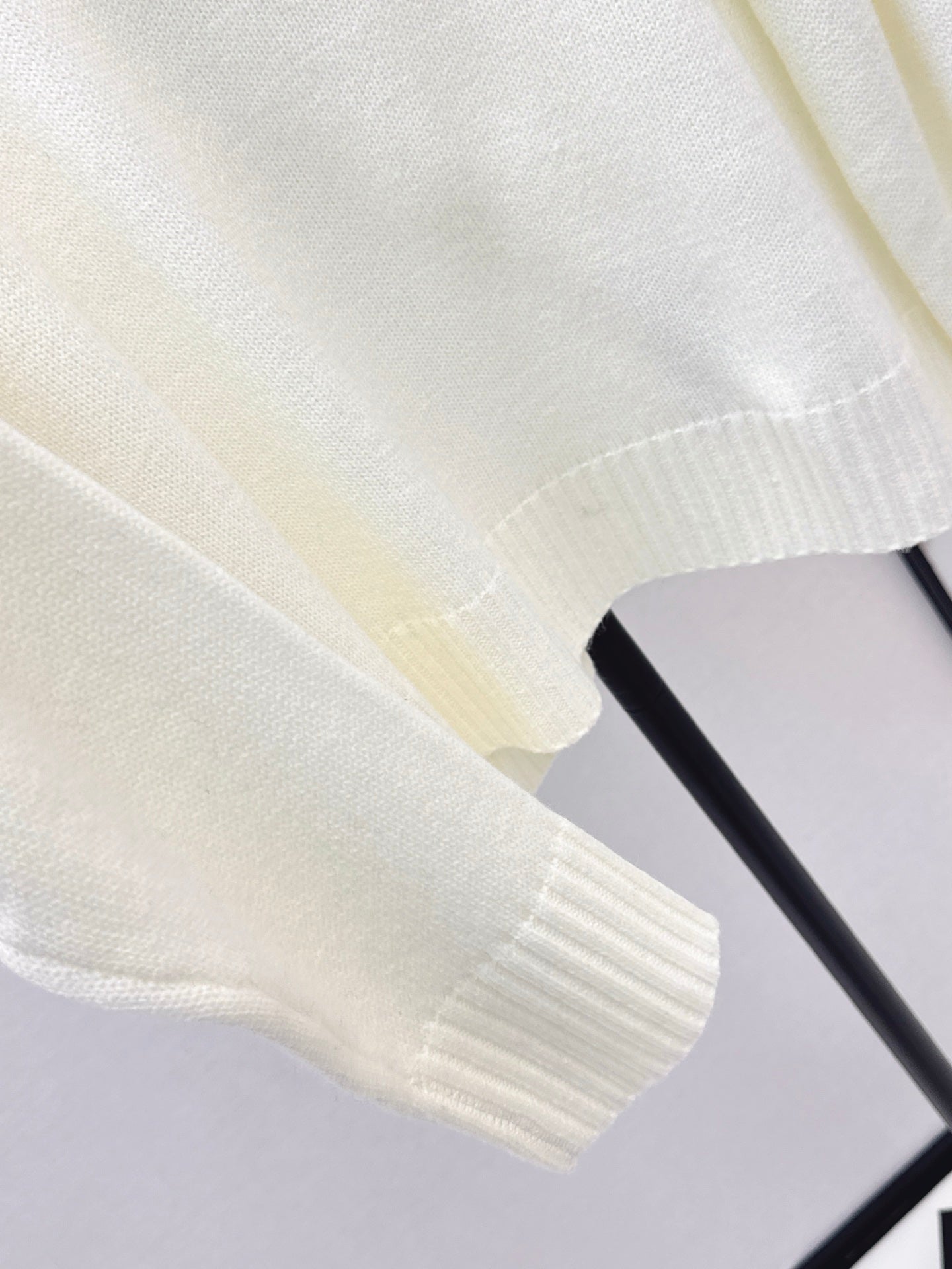 25FW  embroidery sweater