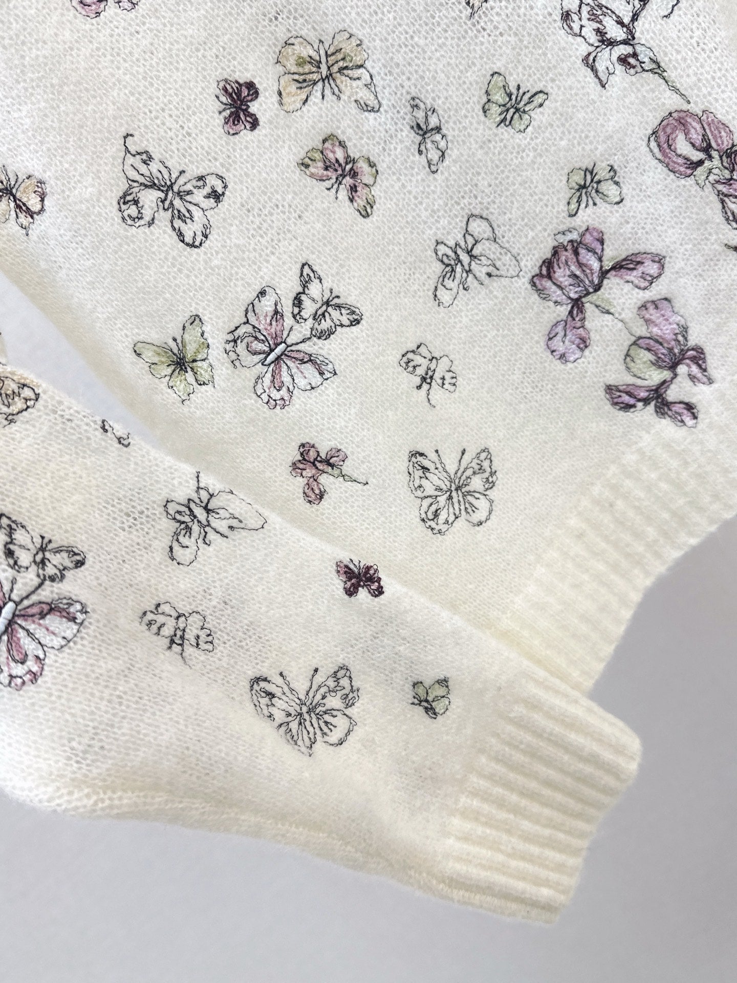 Strickwaren mit 26SS-Stickerei