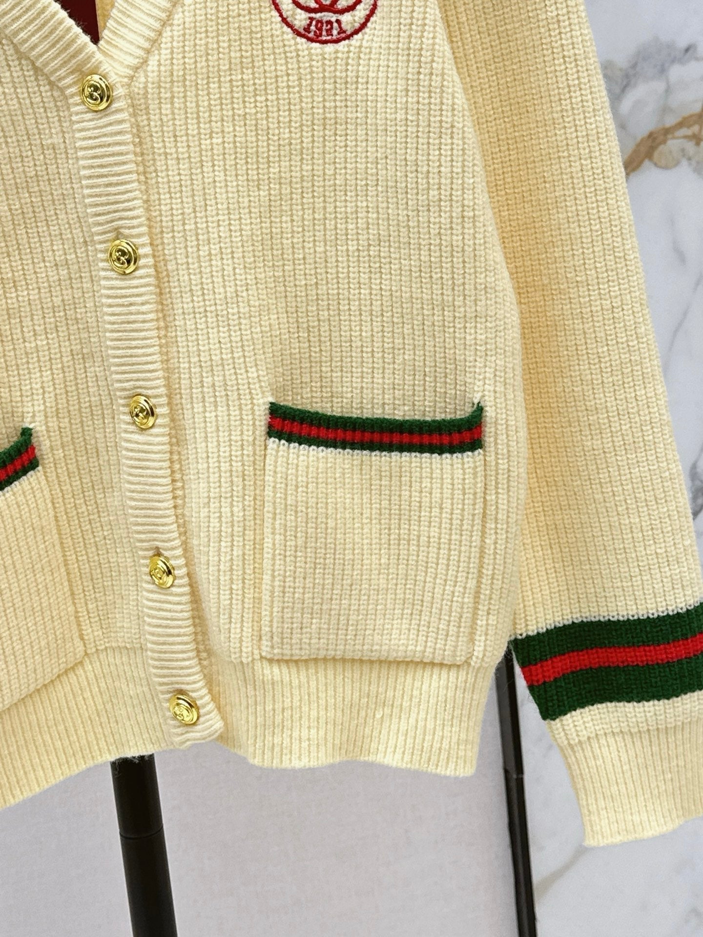 26SS NEU Klassischer Logo-Muster V-Ausschnitt Cardigan