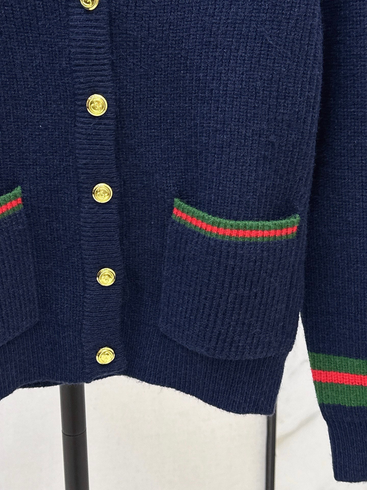 26SS NEU Klassischer Logo-Muster V-Ausschnitt Cardigan