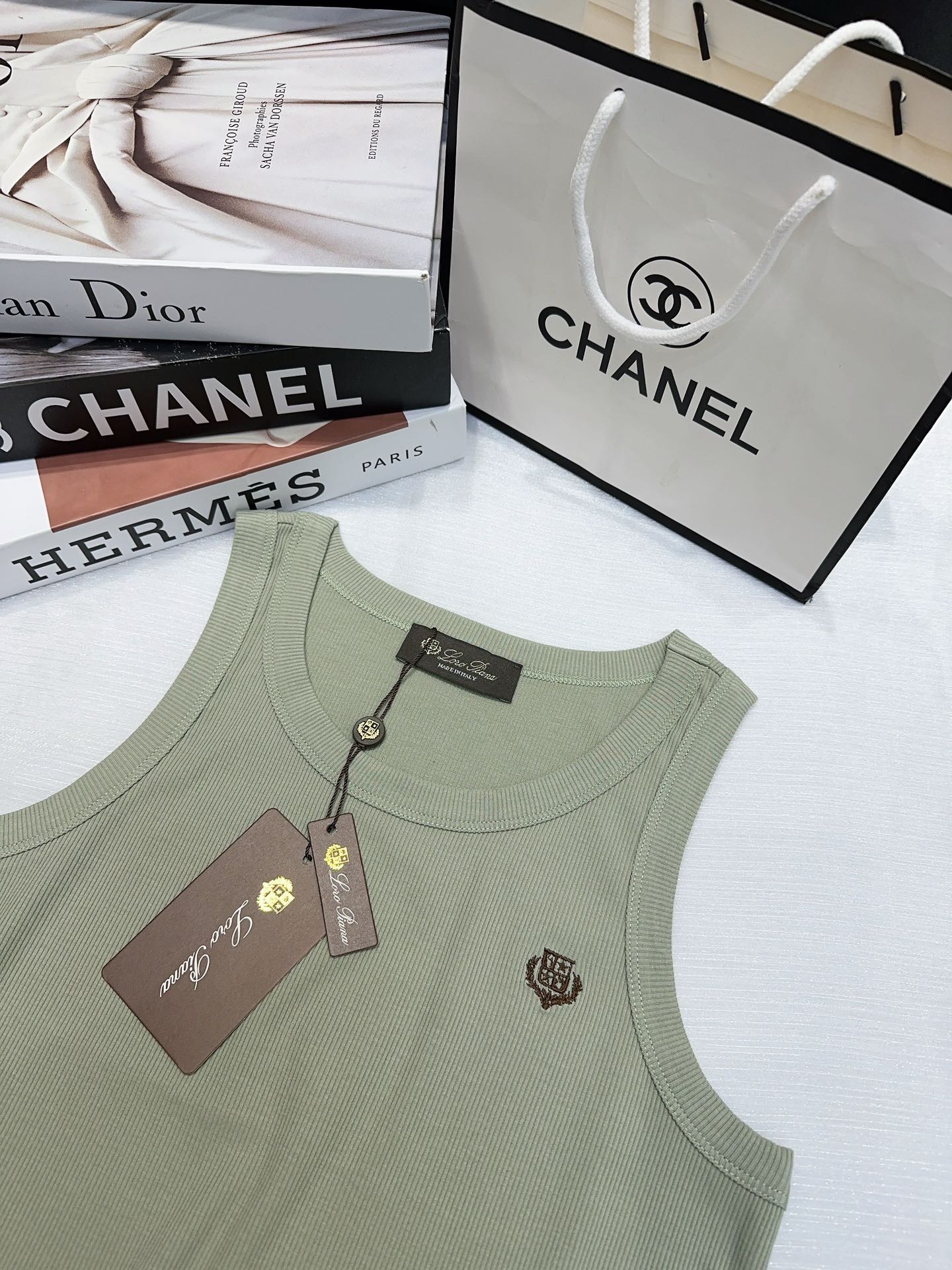 26SS NEW Sleeveless vest with embroidered badge pattern on chest