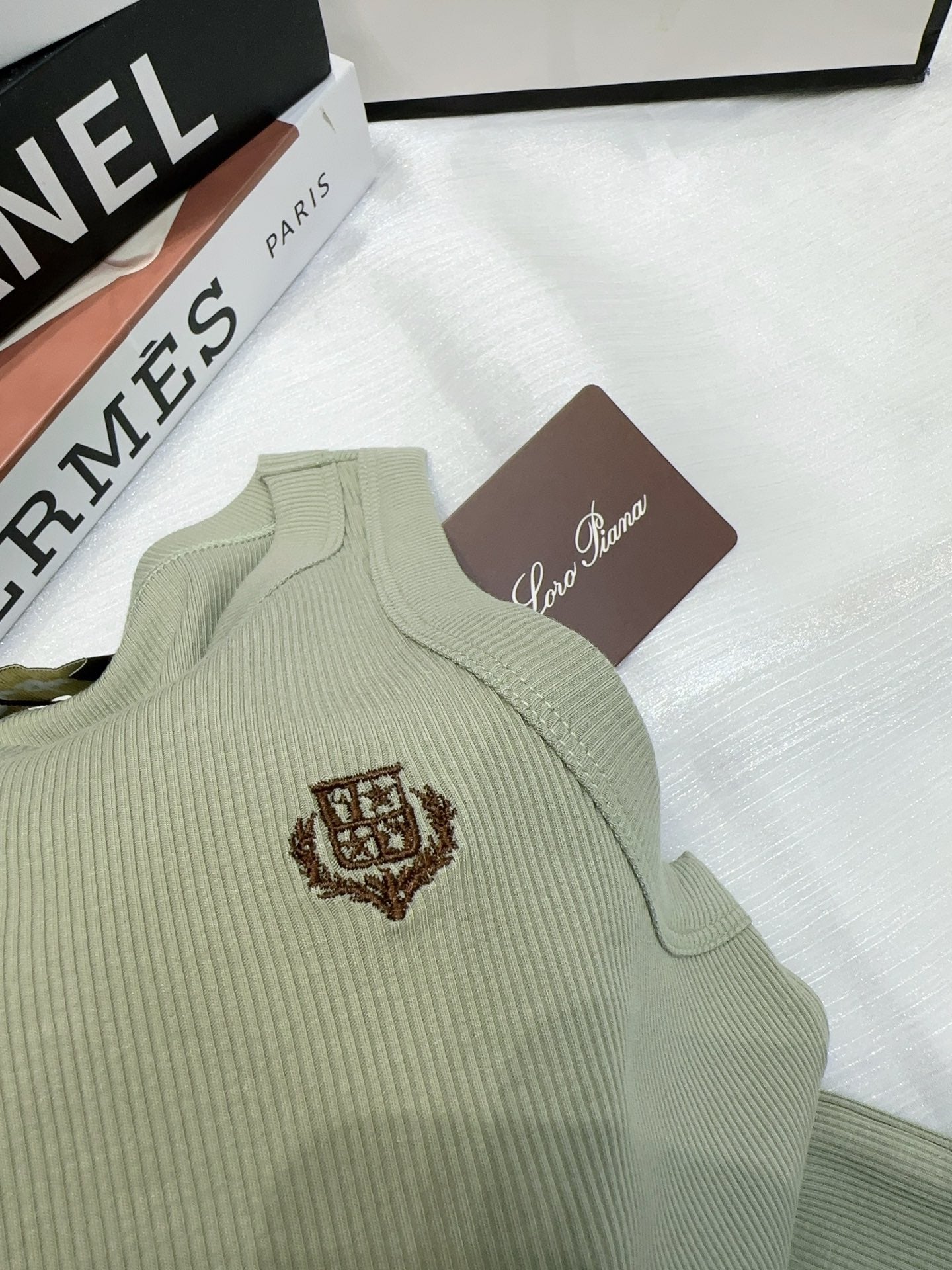 26SS NEW Sleeveless vest with embroidered badge pattern on chest
