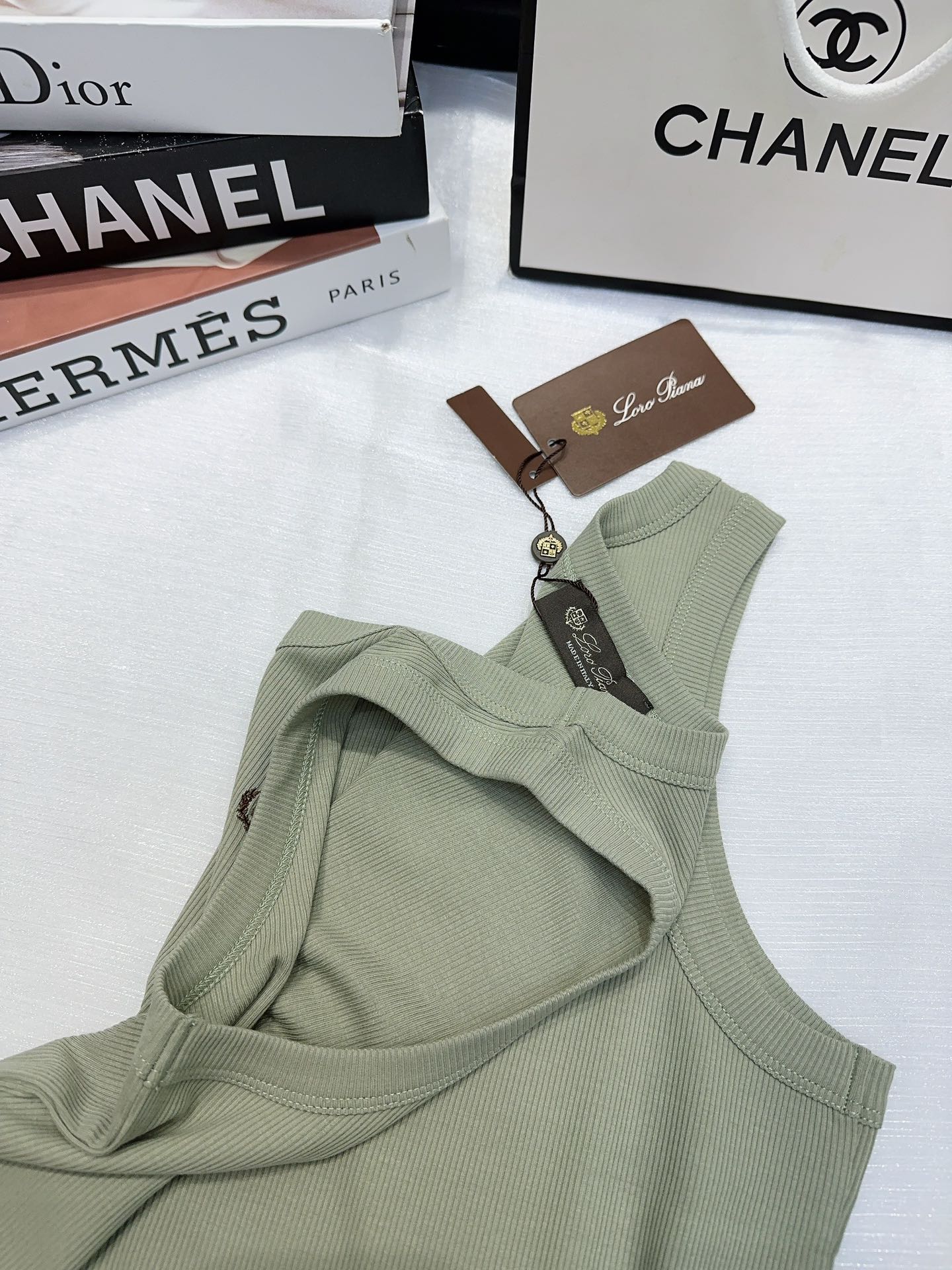 26SS NEW Sleeveless vest with embroidered badge pattern on chest