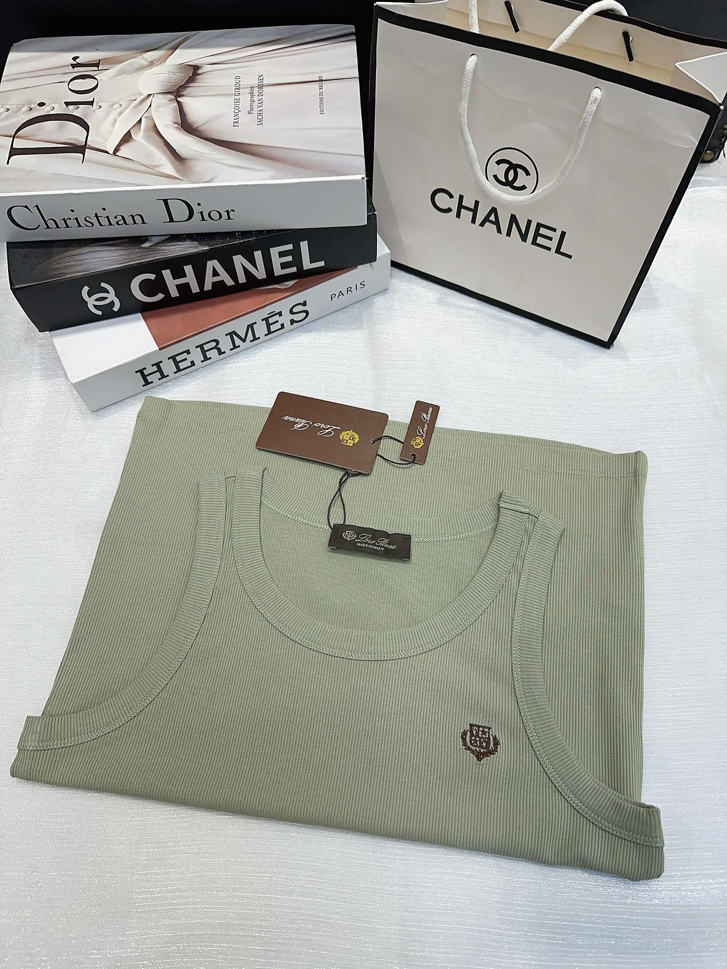 26SS NEW Sleeveless vest with embroidered badge pattern on chest