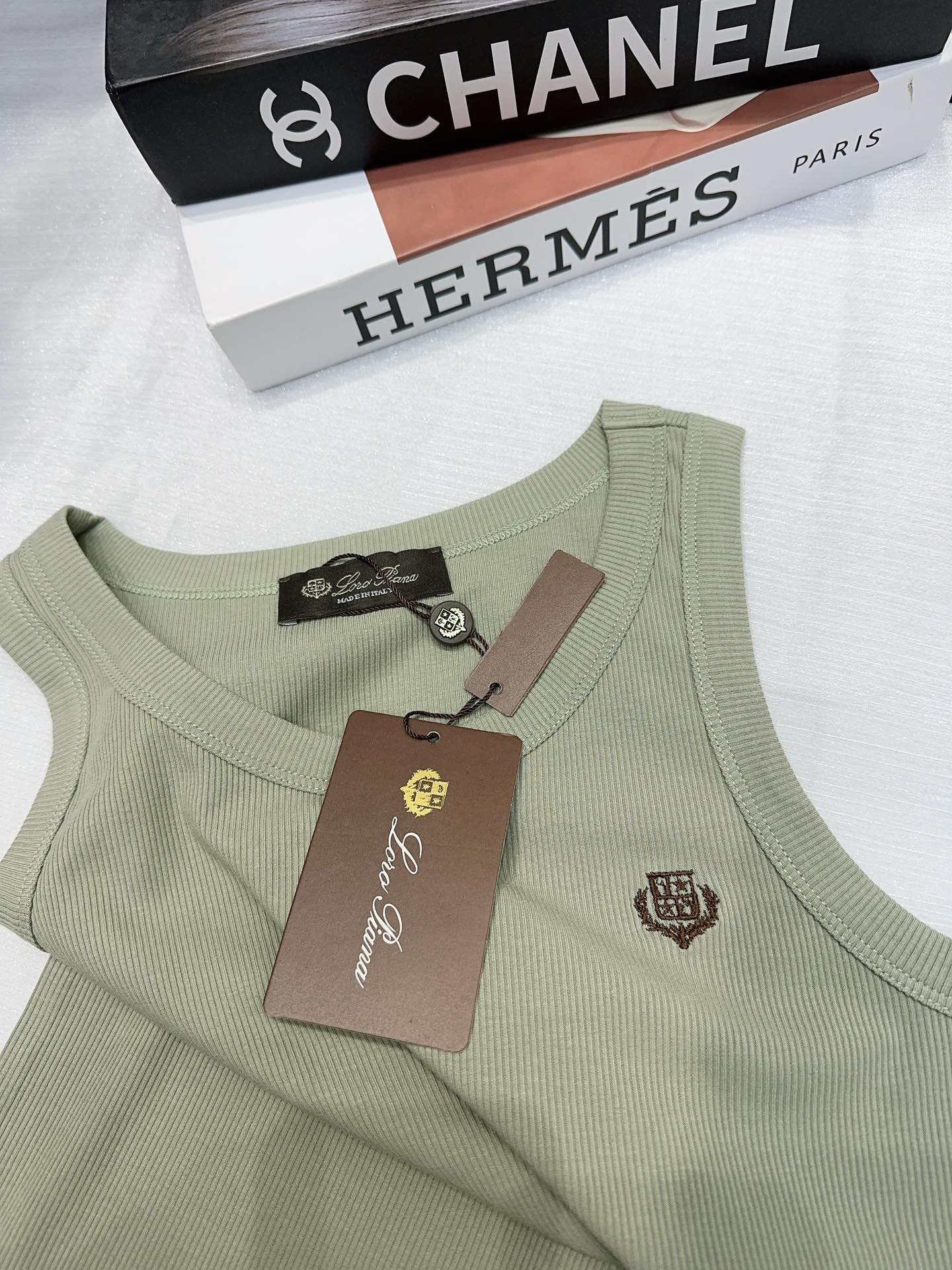 26SS NEW Sleeveless vest with embroidered badge pattern on chest