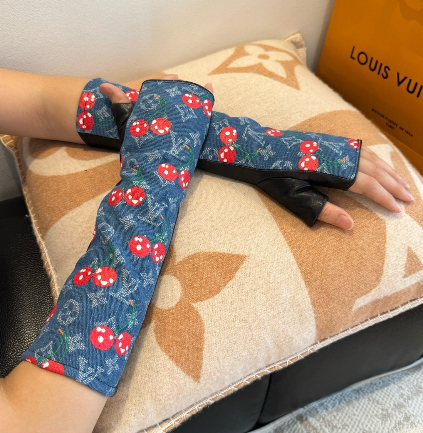 26SS NEUER Denim mit Lederhandschuhen