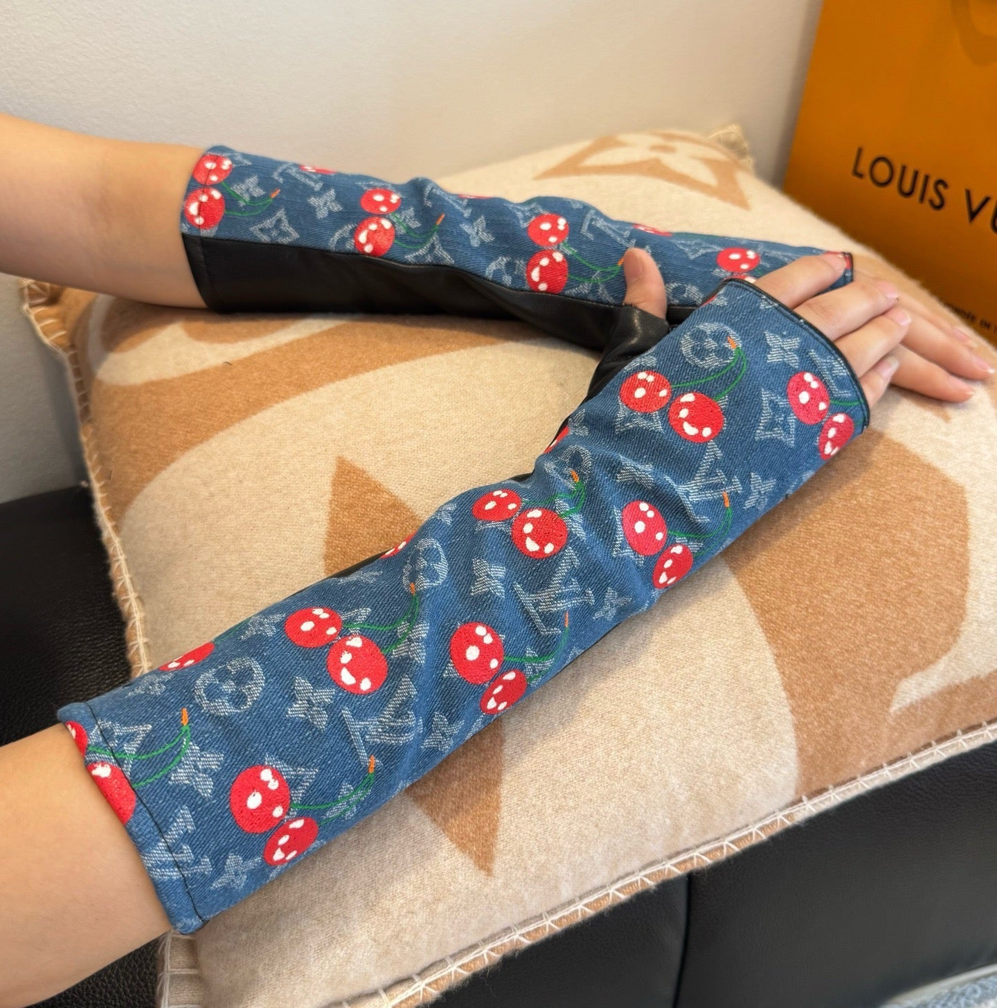 26SS NEUER Denim mit Lederhandschuhen