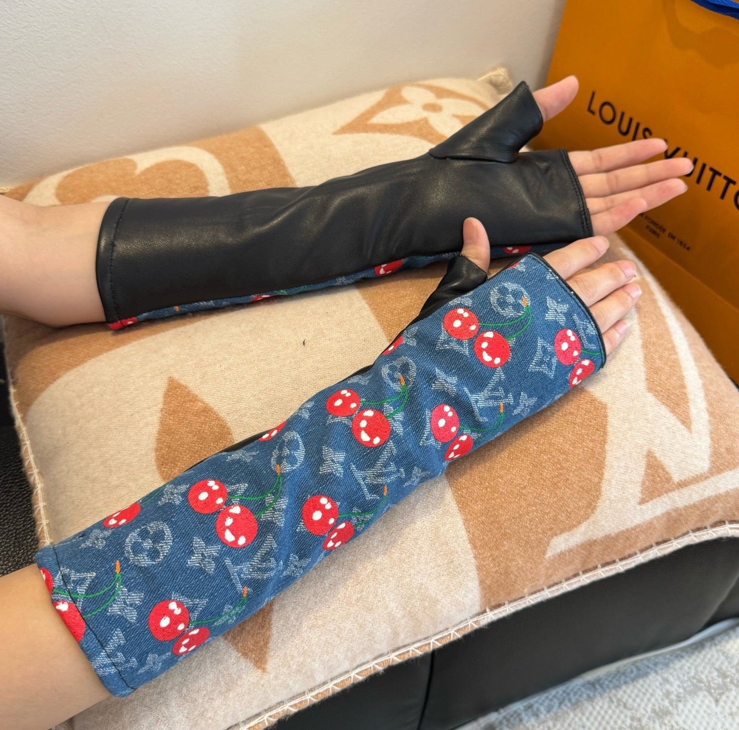 26SS NEUER Denim mit Lederhandschuhen