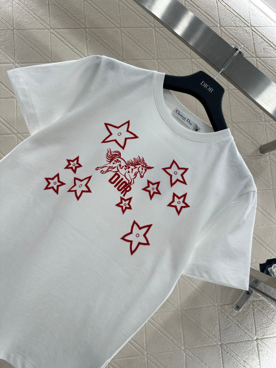 26SS NEUES Besticktes Pony-T-Shirt