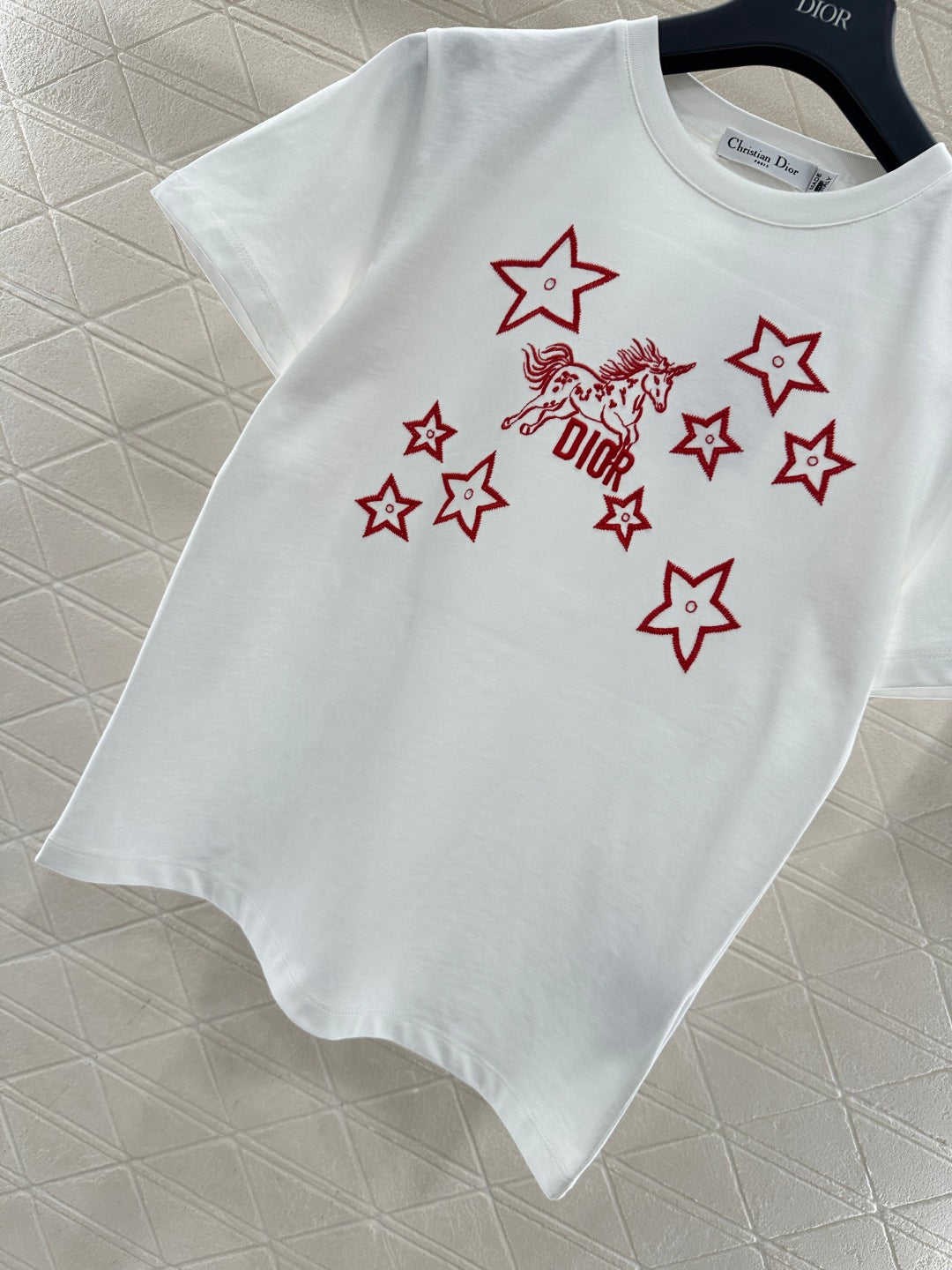 26SS NEUES Besticktes Pony-T-Shirt