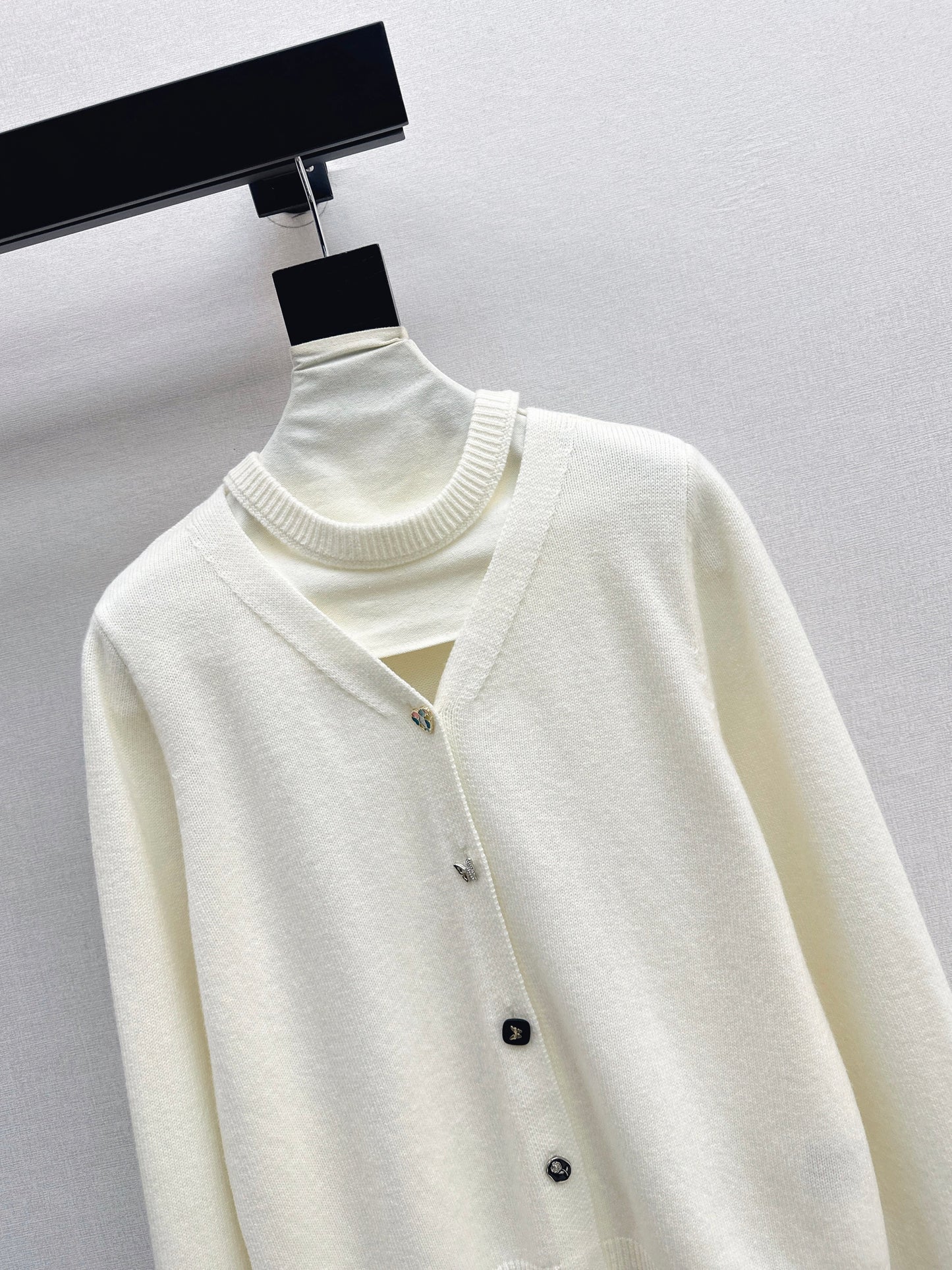 26SS NEUER Wollcardigan